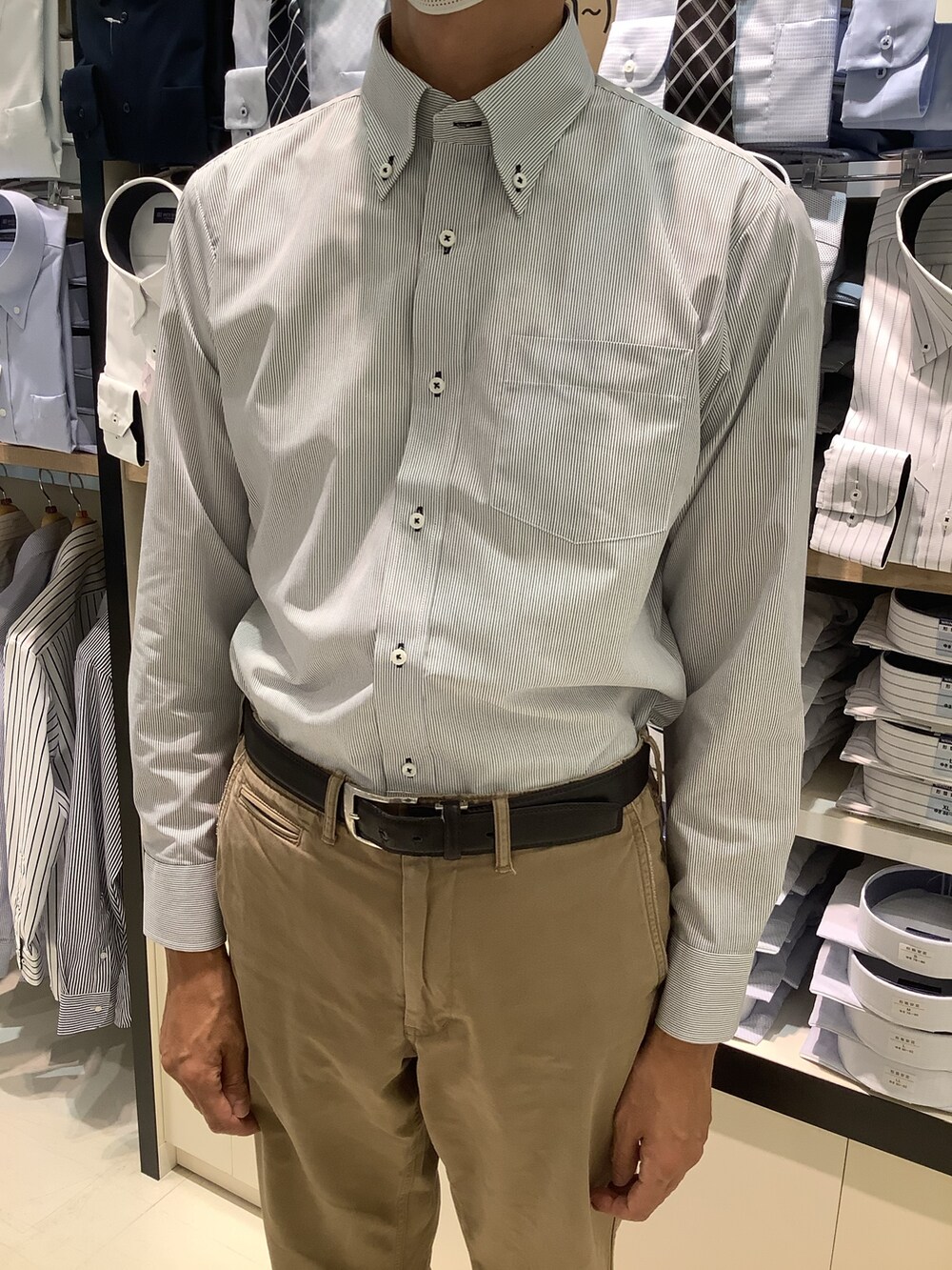 グレー系のビジネスシャツを着用したメンズの秋コーディネートの2枚目の写真