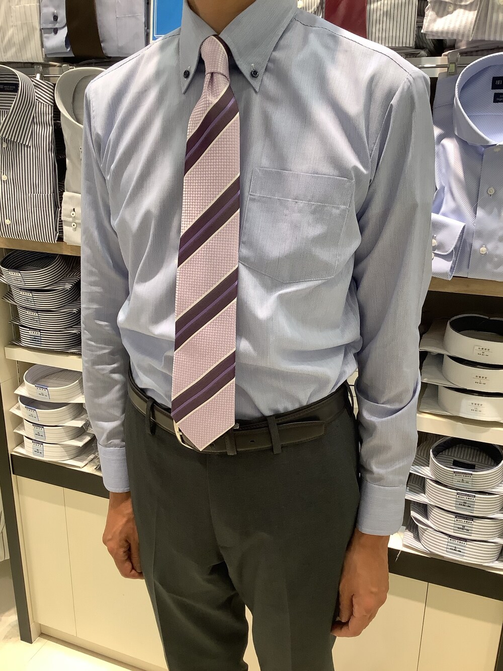 ブルー系のビジネスシャツを着用したメンズの夏コーディネートの2枚目の写真