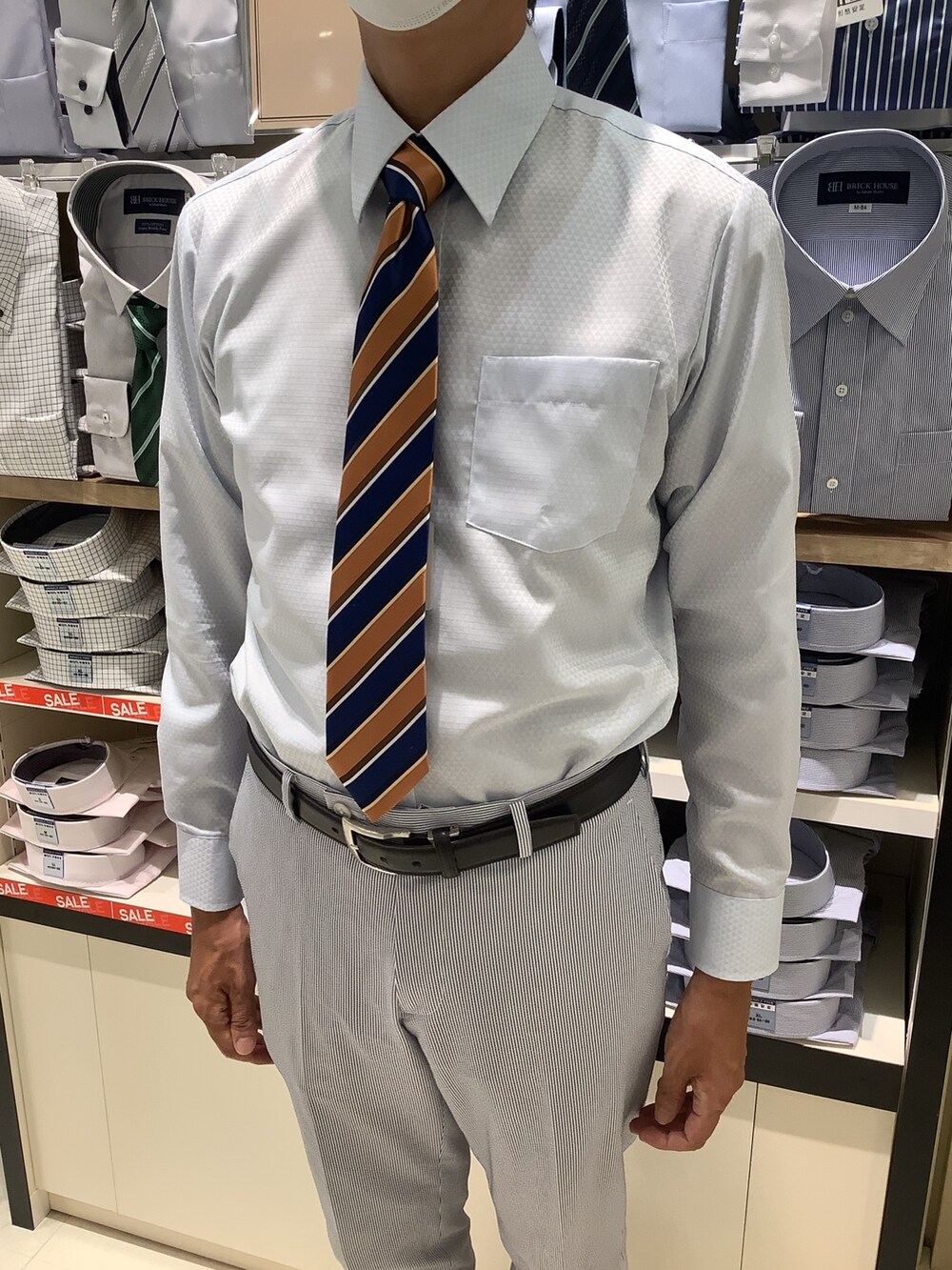 「シャツスタイル、メンズコーデ、シンプルコーデ、ビジネススタイル、ビジネスコーデ、ビジネスシャツ、シャツコーデ」｜「TOKYO SHIRTSの形態安定ノーアイロン レギュラー 長袖ビジネスワイシャツ（ビジネスシャツ、ブルー系）」を使った、BRICK HOUSE シャツ工房 甲斐双葉ラザウォーク店さん（メンズ・177cm）の夏コーディネートの2枚目の写真