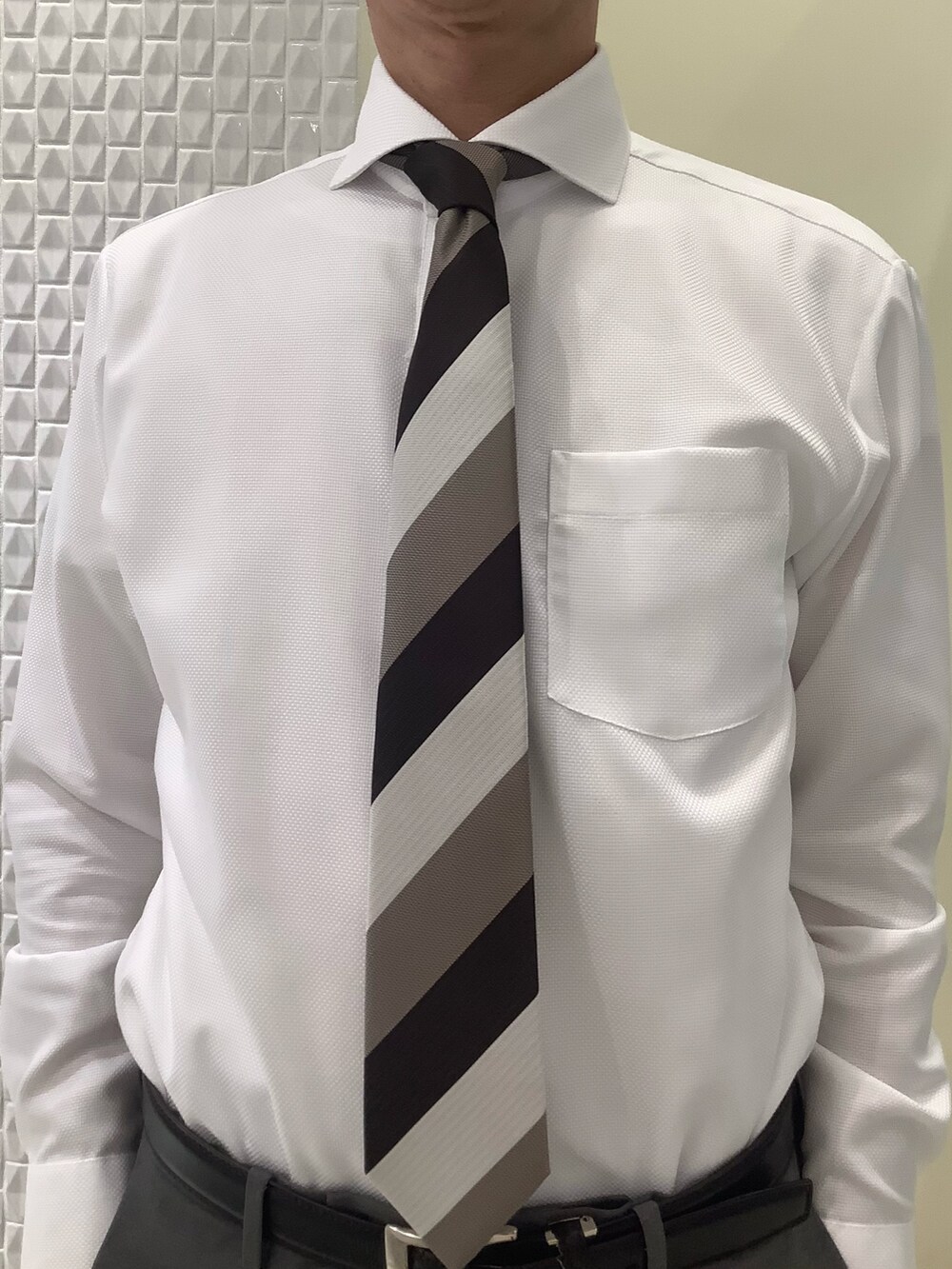 ホワイト系のビジネスシャツを着用したメンズの春コーディネートの2枚目の写真