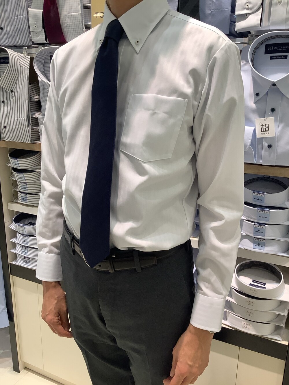 その他のネクタイ、ブルー系のビジネスシャツを着用したメンズの冬コーディネートの2枚目の写真