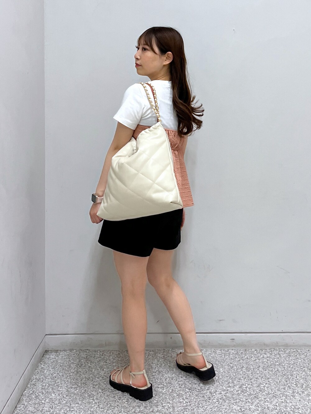 ホワイト系のサンダル、ホワイト系のトートバッグ、ピンク系のシャツ/ブラウスを着用したレディースの春コーディネートの2枚目の写真