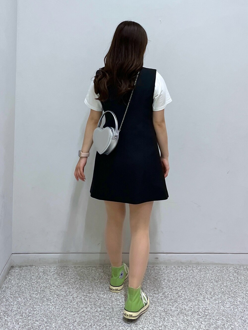 シルバー系のショルダーバッグ、ホワイト系のTシャツ/カットソー、ブラック系のワンピースを着用したレディースの春コーディネートの2枚目の写真