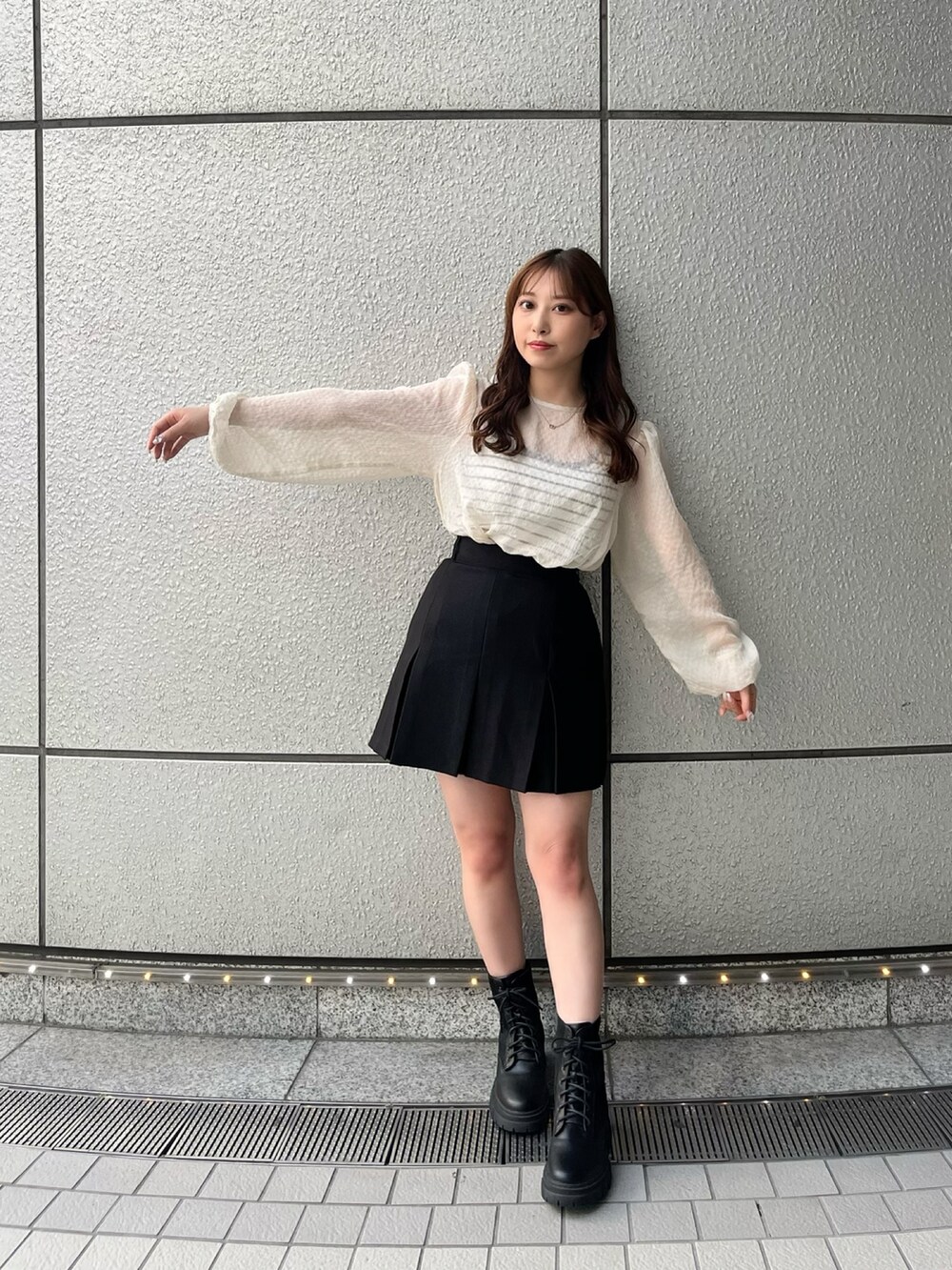 ホワイト系のシャツ/ブラウス、ブラック系のスカートを着用したレディースの春コーディネートの2枚目の写真