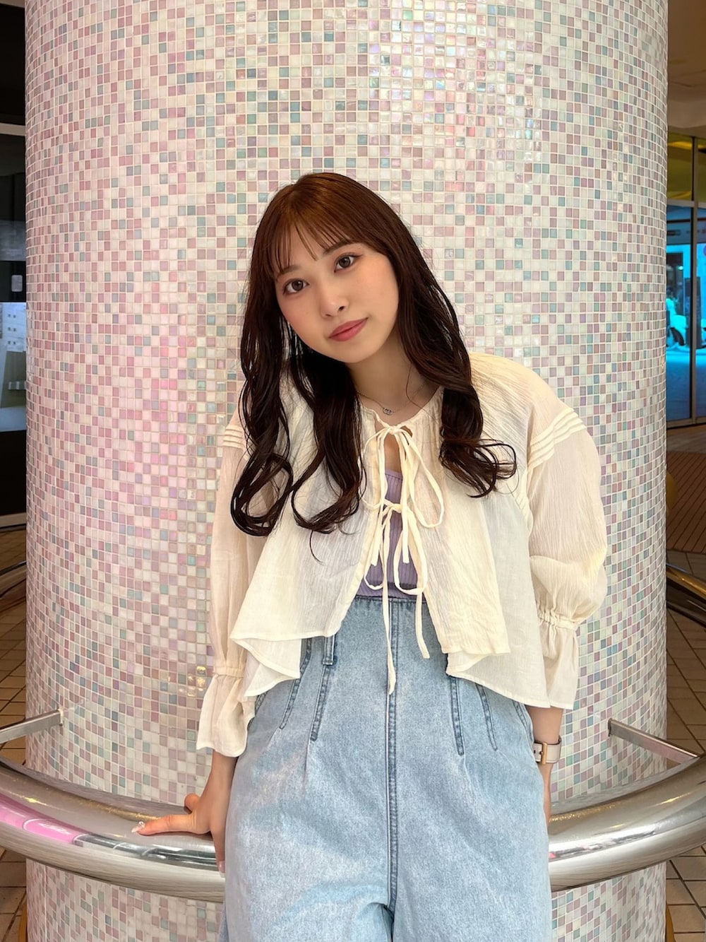 ホワイト系のシャツ/ブラウス、パープル系のTシャツ/カットソー、ブルー系のデニムパンツを着用したレディースの夏コーディネートの3枚目の写真