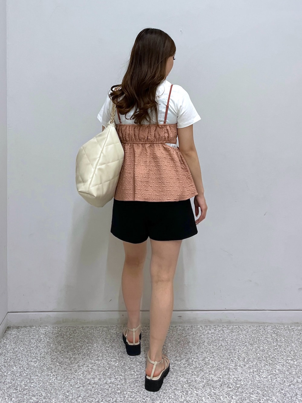 ホワイト系のサンダル、ホワイト系のトートバッグ、ピンク系のシャツ/ブラウスを着用したレディースの春コーディネートの3枚目の写真