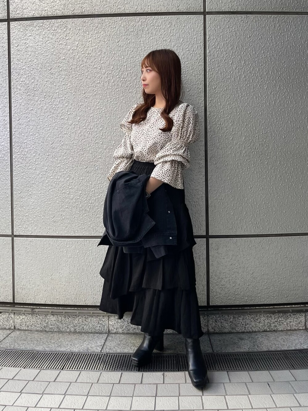 ブラック系のスカート、ホワイト系のシャツ/ブラウス、ブラック系のデニムジャケットを着用したレディースの秋コーディネートの2枚目の写真