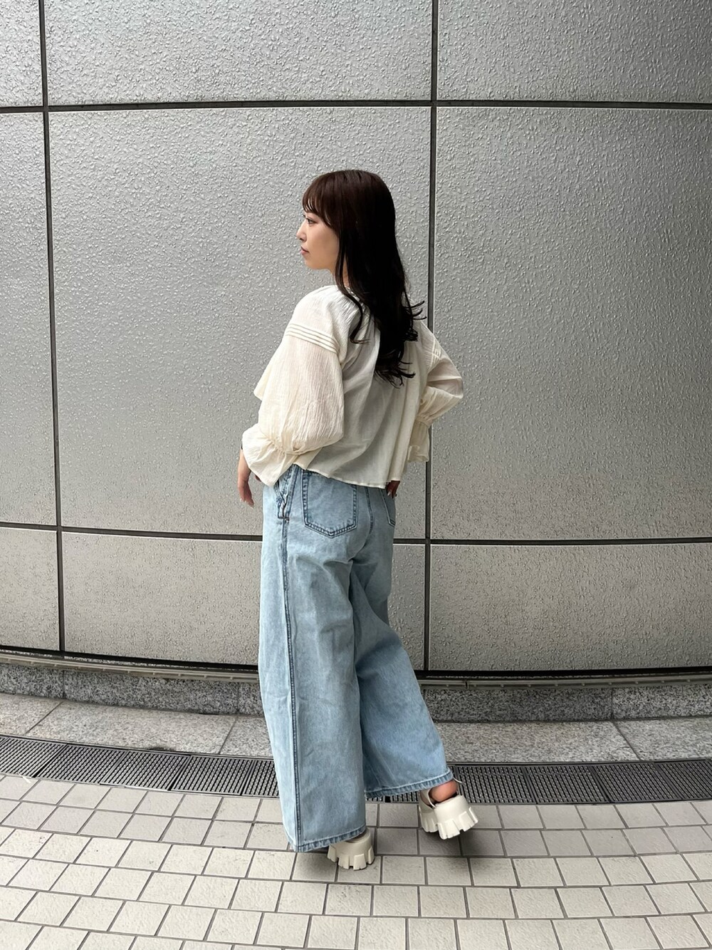 ホワイト系のシャツ/ブラウス、パープル系のTシャツ/カットソー、ブルー系のデニムパンツを着用したレディースの夏コーディネートの2枚目の写真