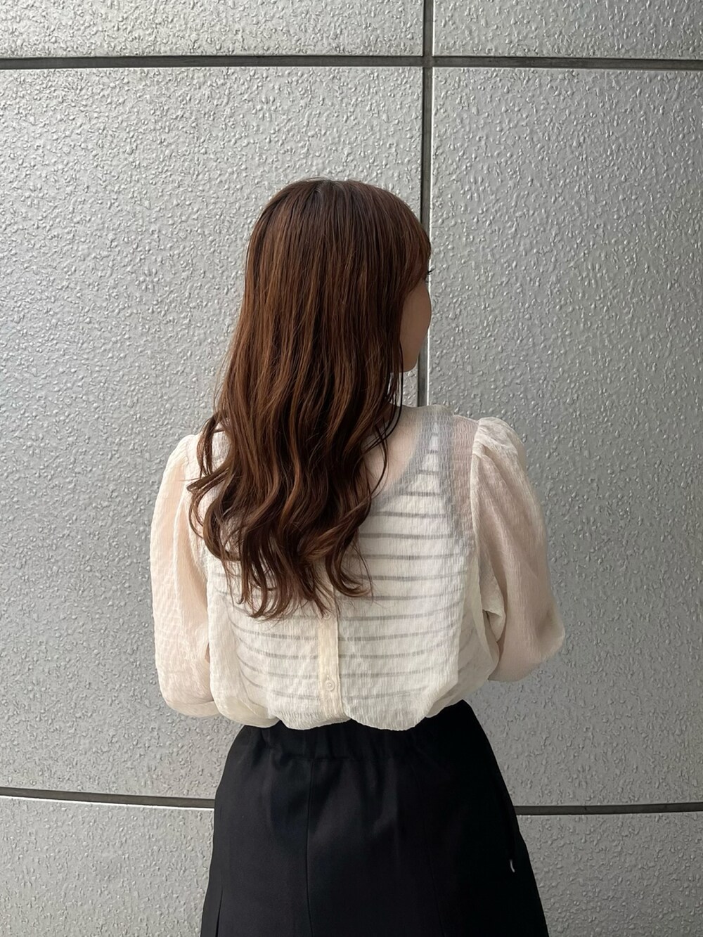 ホワイト系のシャツ/ブラウス、ブラック系のスカートを着用したレディースの春コーディネートの3枚目の写真