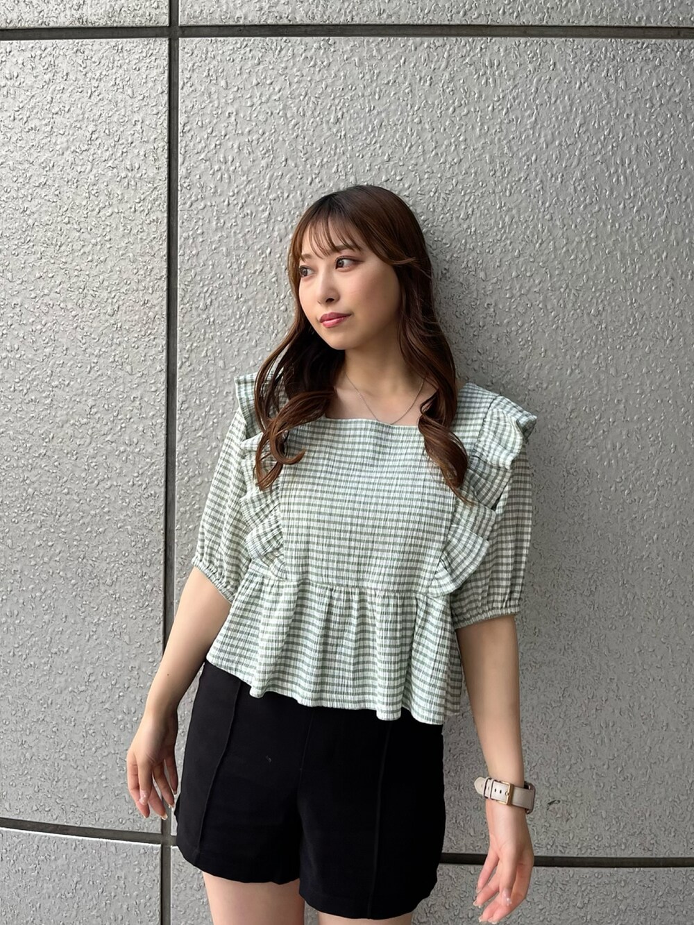 グリーン系のシャツ/ブラウス、ブラック系のその他パンツ、ブラック系のサンダルを着用したレディースの夏コーディネートの2枚目の写真