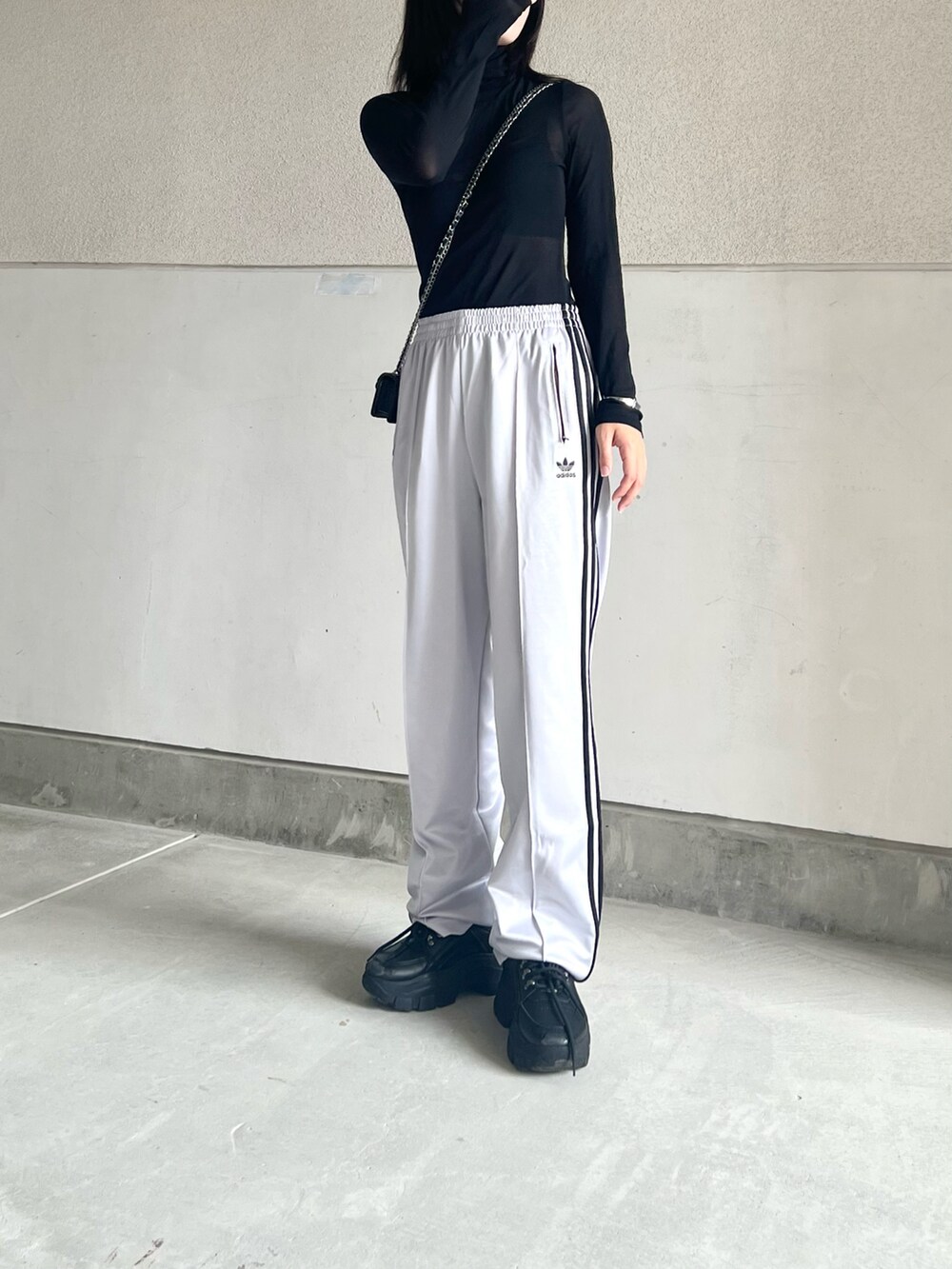 「秋服まるっと大公開、トラックパンツ、adidas、タートルネック、シアートップス、モード、モノトーン、シルバー、スポーツミックス、スニーカー、ショルダーバッグ、ミニバッグ、韓国ファッション、ジャージ、秋コーデ」｜「adidasのアディカラー クラシックス ハイシャイン ストレートレッグ トラックパンツ / アディダスオリジナルス（スウェットパンツ、シルバー系）」を使った、skmtmloさん（レディース・159cm）の秋コーディネートの4枚目の写真