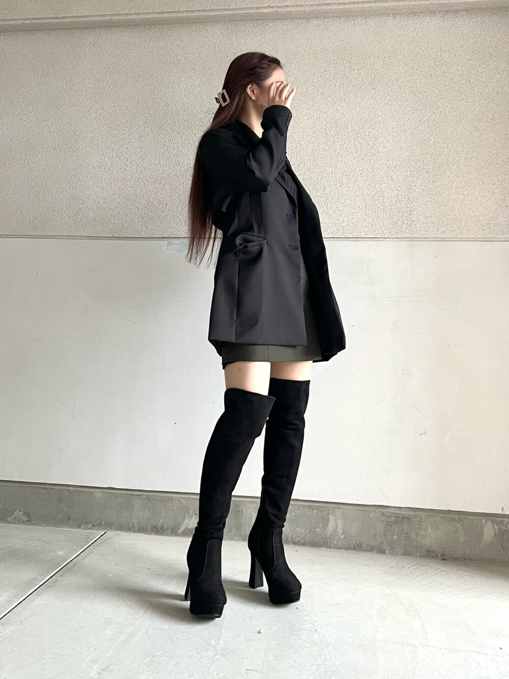 「服とコスメでなりたい自分に、今日のコーデ、休日スタイル、ブーツ、ジャケット、テーラードジャケット、ミニスカート、シャツスタイル、ロングブーツ、ワントーンコーデ、スカートスタイル、モード、きれいめカジュアル、キレイめ、韓国ファッション」｜「H&Mのアイテム（スカート、グリーン系）」を使った、skmtmloさん（レディース・159cm）の冬コーディネートの5枚目の写真