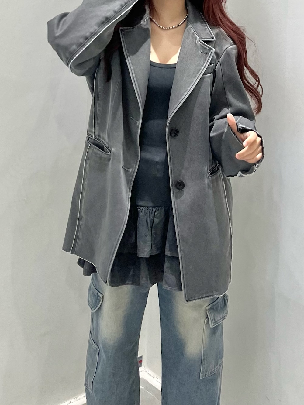 グレー系のテーラードジャケット、ブラック系のその他シューズ、ブルー系のデニムパンツを着用したレディースの春コーディネートの4枚目の写真