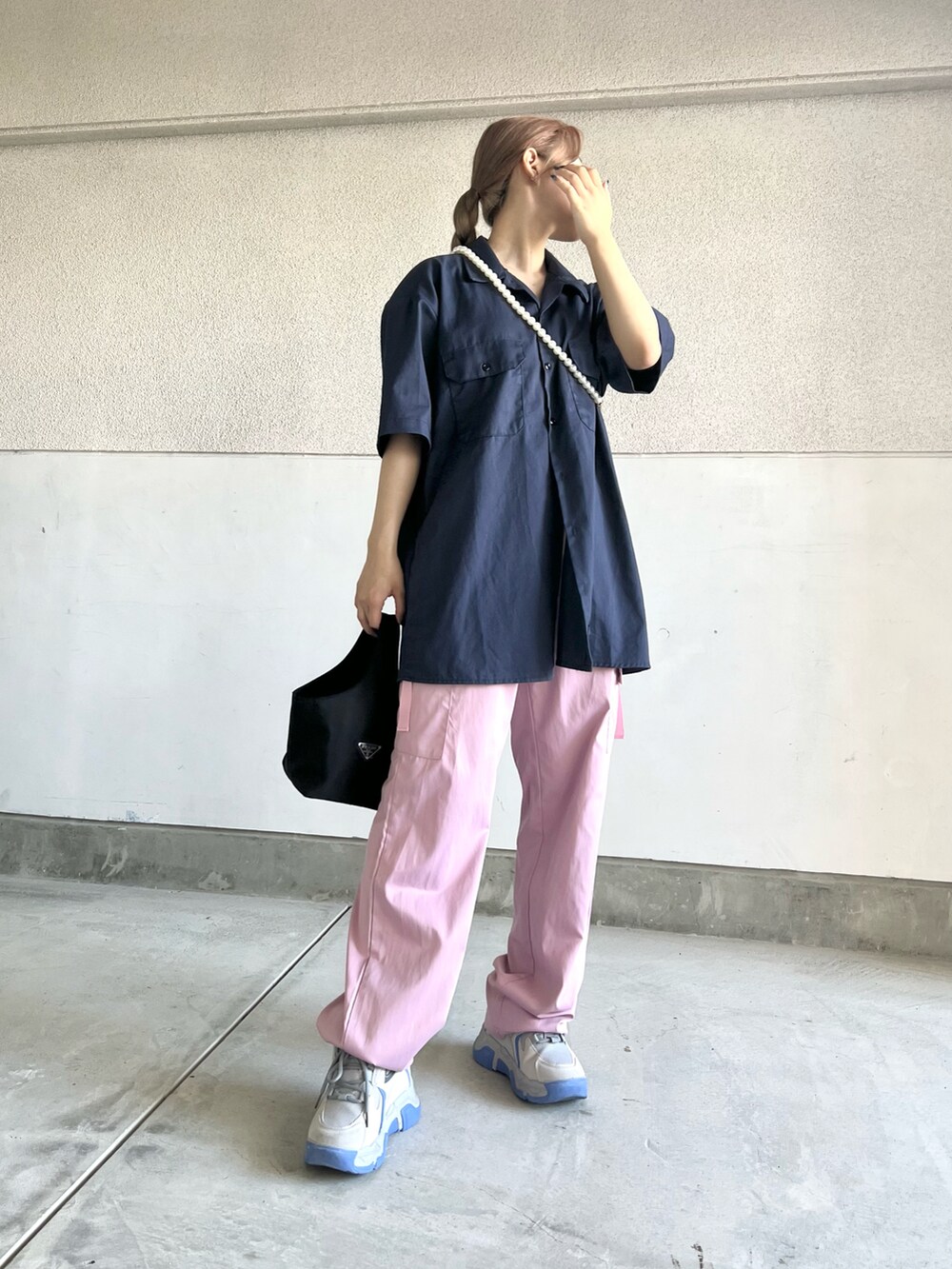 ブルー系のシャツ/ブラウス、ピンク系のパンツ、グレー系のスニーカーを着用したレディースの秋コーディネートの4枚目の写真