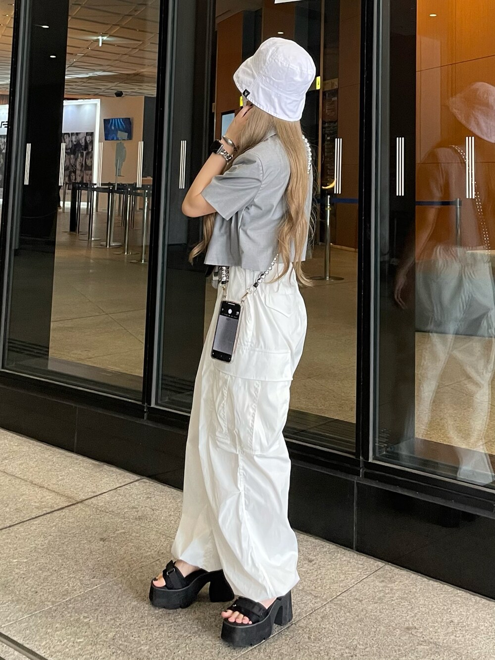 ブラック系のサンダル、ホワイト系のその他パンツ、ブラック系のタンクトップを着用したレディースの夏コーディネートの2枚目の写真