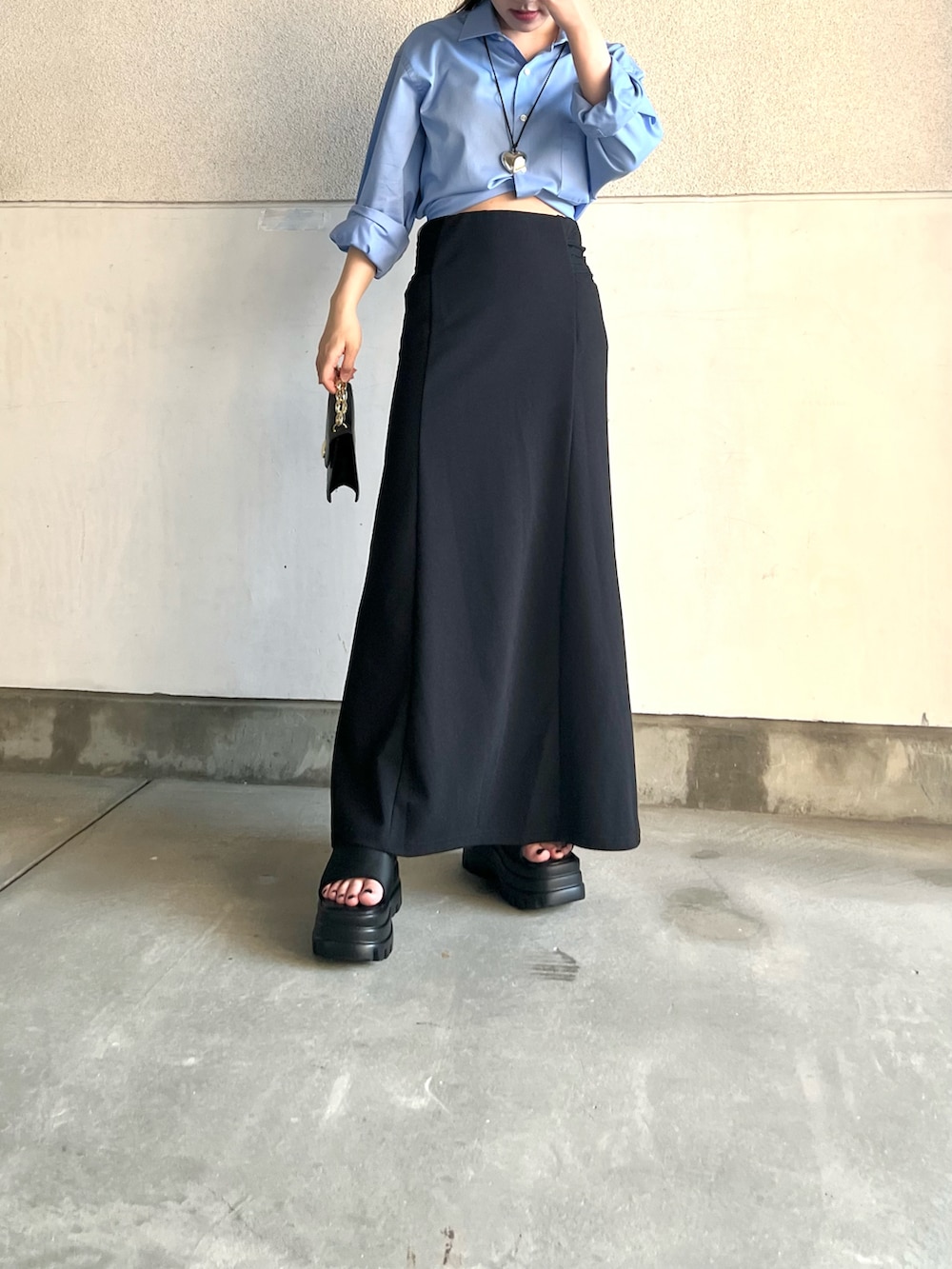 「WEARyouthコーデ、初夏コーデ、シャツスタイル、オフィスカジュアル、ロングスカート、夏のコスメと服、ブルー、カラーシャツ、シャツコーデ、シンプル、スカート、赤リップ、韓国ファッション、サンダル、ハンドバッグ」｜「banadaの【rom&nd/ロムアンド】 ゼロベルベットティント 25色 韓国コスメ（口紅/リップティント/グロス、その他）」を使った、skmtmloさん（レディース・159cm）の夏コーディネートの3枚目の写真