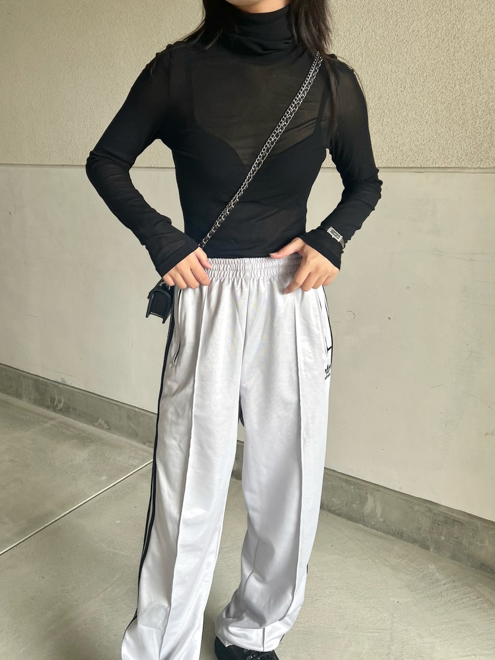 「秋服まるっと大公開、トラックパンツ、adidas、タートルネック、シアートップス、モード、モノトーン、シルバー、スポーツミックス、スニーカー、ショルダーバッグ、ミニバッグ、韓国ファッション、ジャージ、秋コーデ」｜「adidasのアディカラー クラシックス ハイシャイン ストレートレッグ トラックパンツ / アディダスオリジナルス（スウェットパンツ、シルバー系）」を使った、skmtmloさん（レディース・159cm）の秋コーディネートの2枚目の写真