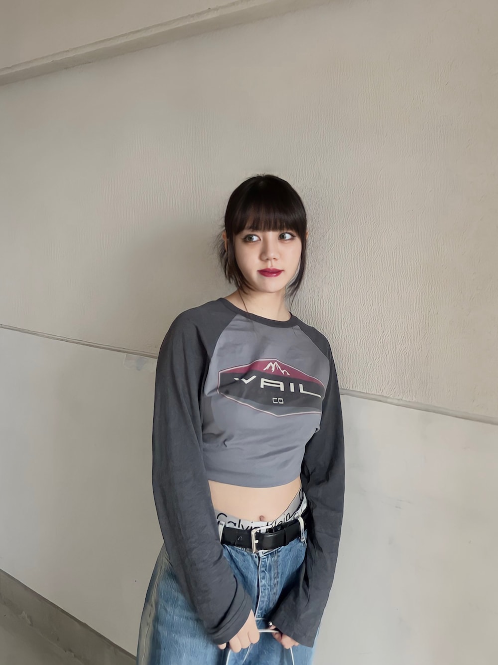 イエロー系のスニーカー、ブルー系のデニムパンツ、グレー系のトップスを着用したレディースの春コーディネートの3枚目の写真