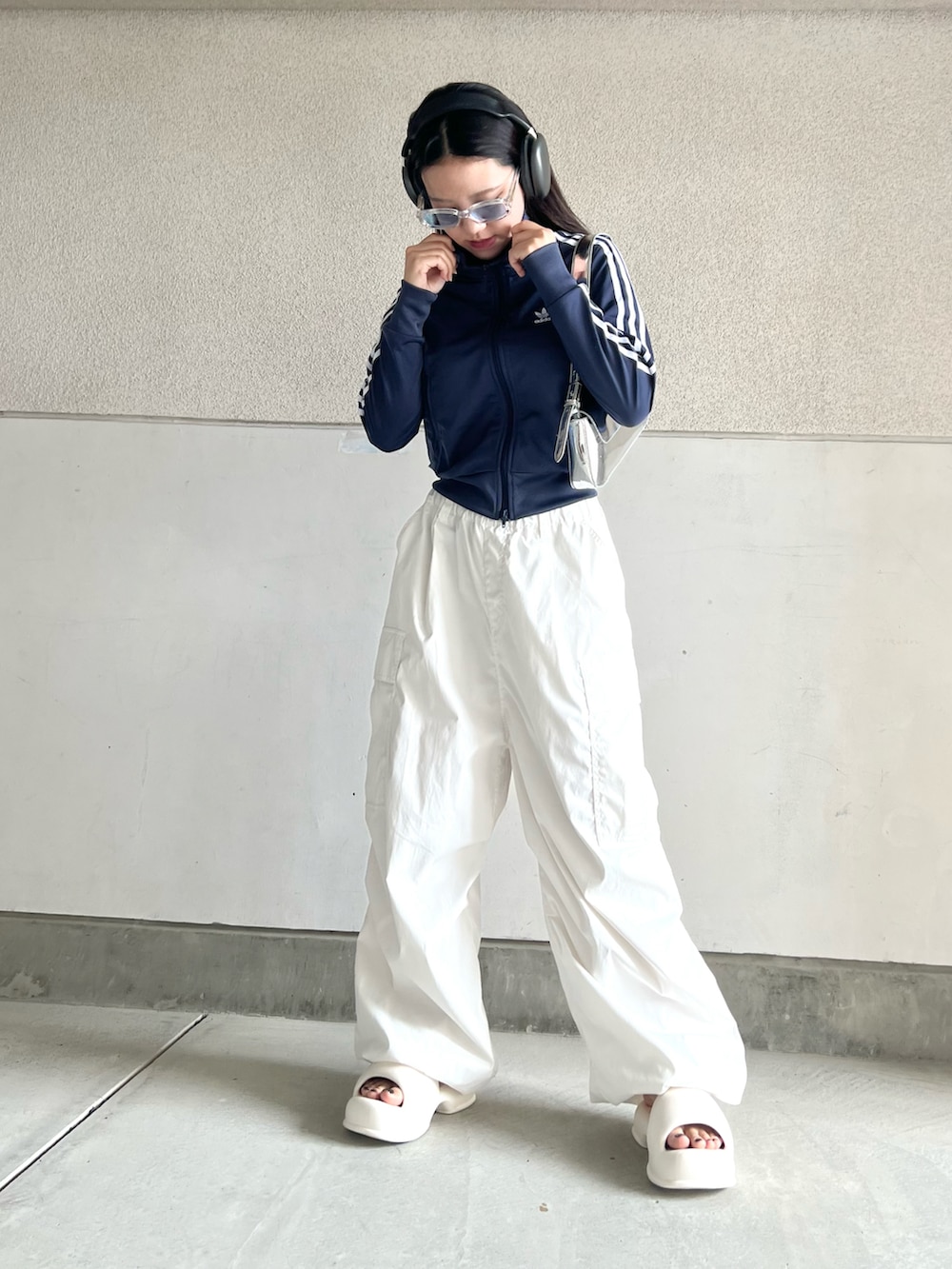ホワイト系のその他パンツ、ブルー系のジャージ、ホワイト系のサンダルを着用したレディースの夏コーディネートの4枚目の写真