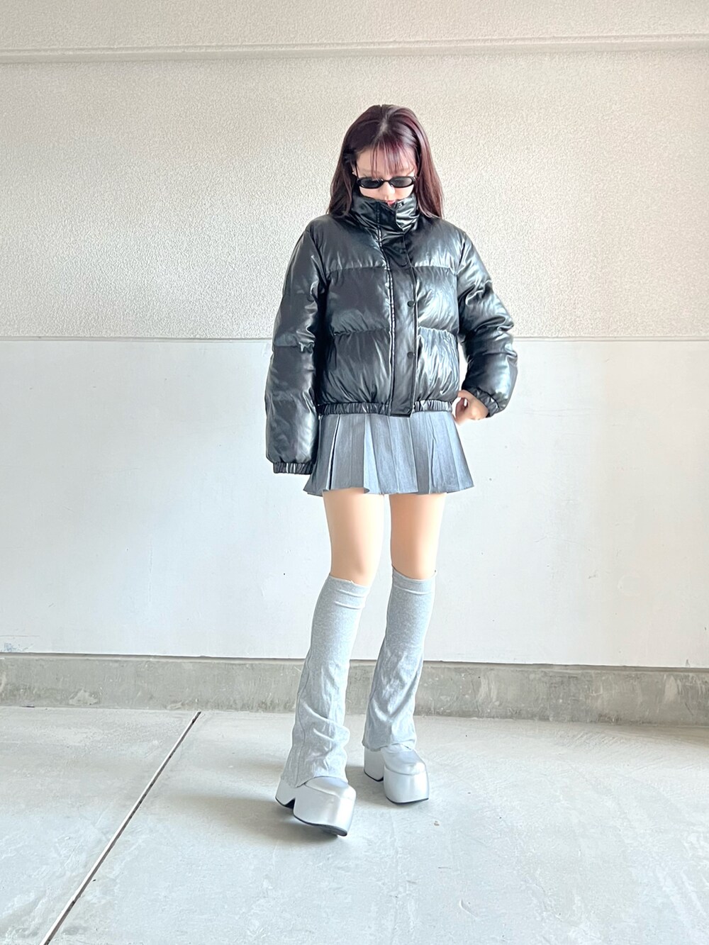 「春服デビュー宣言、プチプラ、春服、春コーデ、ダウンジャケット、プリーツスカート、グレー、レッグウォーマー、厚底シューズ、あったかコーデ、シンプル、韓国ファッション、きれいめカジュアル、スカート、スカートスタイル」｜「SHEINのアイテム（ブーツ、シルバー系）」を使った、skmtmloさん（レディース・159cm）の春コーディネートの4枚目の写真