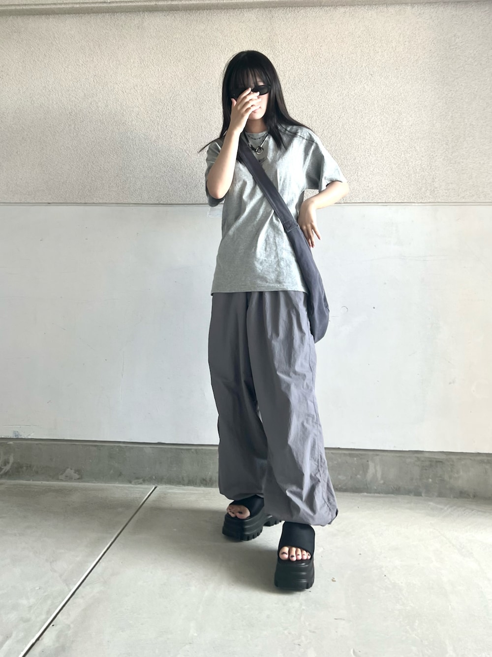 「休日コーデ、夏コーデ、シンプル、ワントーンコーデ、グレー、古着MIX、ストリート、サンダル、サングラス、メンズライク、Tシャツ、グレーコーデ、オールグレー、カジュアル、ゆるコーデ」｜「BROKEN BASEのナイロンパンツ（その他パンツ、グレー系）」を使った、skmtmloさん（レディース・159cm）の夏コーディネートの4枚目の写真