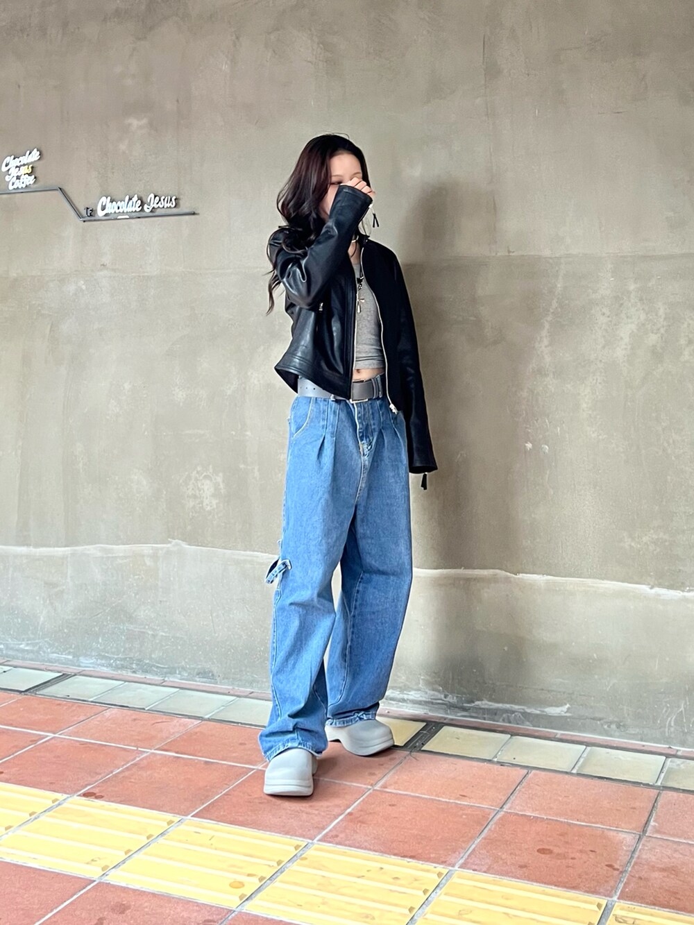 「真冬のあったかスタイル、レザージャケット、レザー、グレー、ストリート、古着MIX、古着、デニム、カーゴパンツ、カジュアル、ストリートMIX、メンズライク、韓国ファッション、シンプル、ビッグシルエット」｜「neosの【neos -addictive design-】ルーズシルエット バルーン デニム ペインター ワイドパンツ（デニムパンツ、ブルー系）」を使った、skmtmloさん（レディース・159cm）の冬コーディネートの5枚目の写真