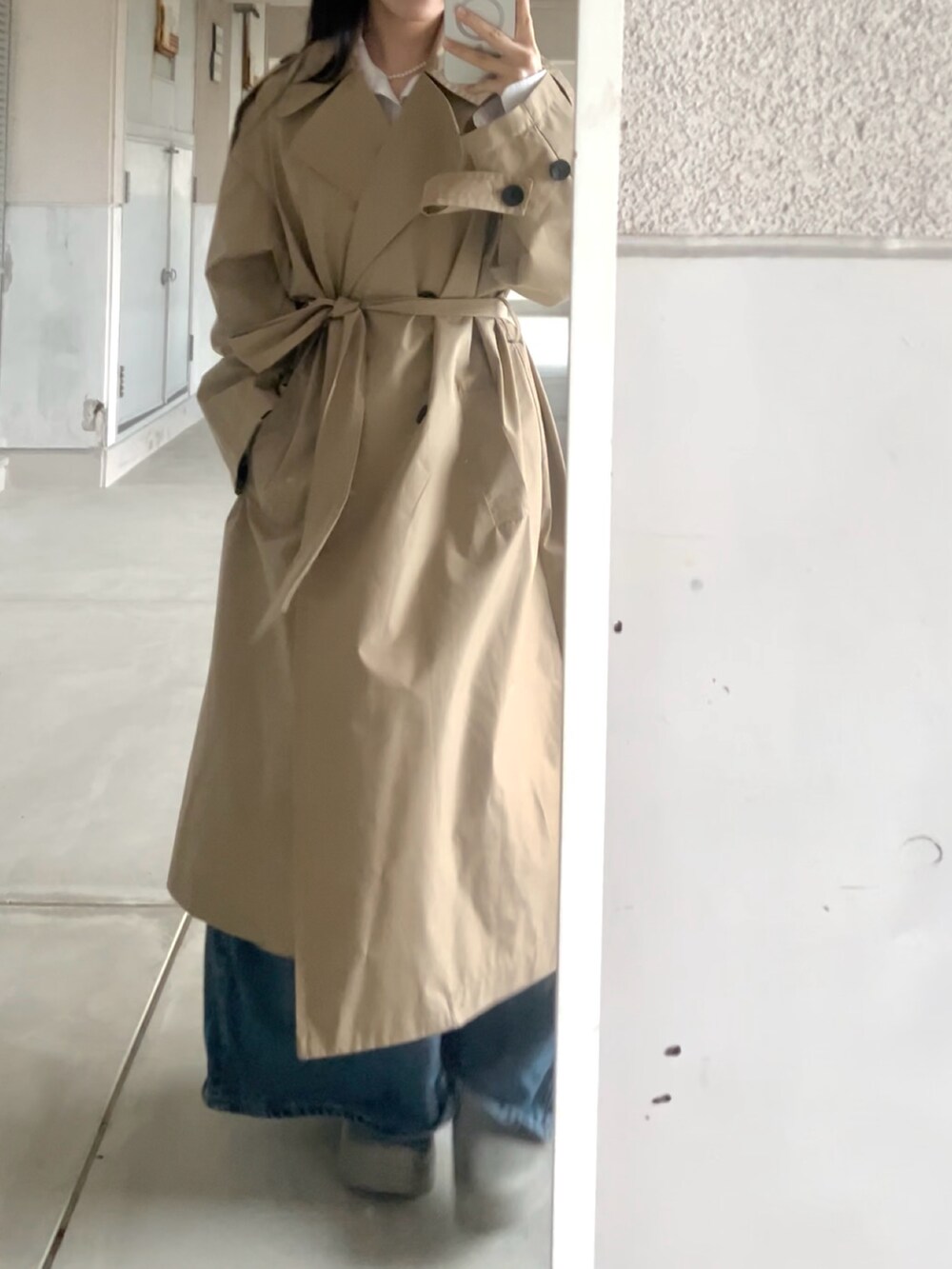 「春、定番、デニム、ロングコート、春コーデ、シャツスタイル、白シャツ、デニムスカート、トレンチコート、トレンチ、韓国ファッション、リボン、大人カジュアル、春のNewスタイル、WEARyouthコーデ」｜「ZARAのアイテム（スリッポン、グレー系）」を使った、skmtmloさん（レディース・159cm）の春コーディネートの2枚目の写真