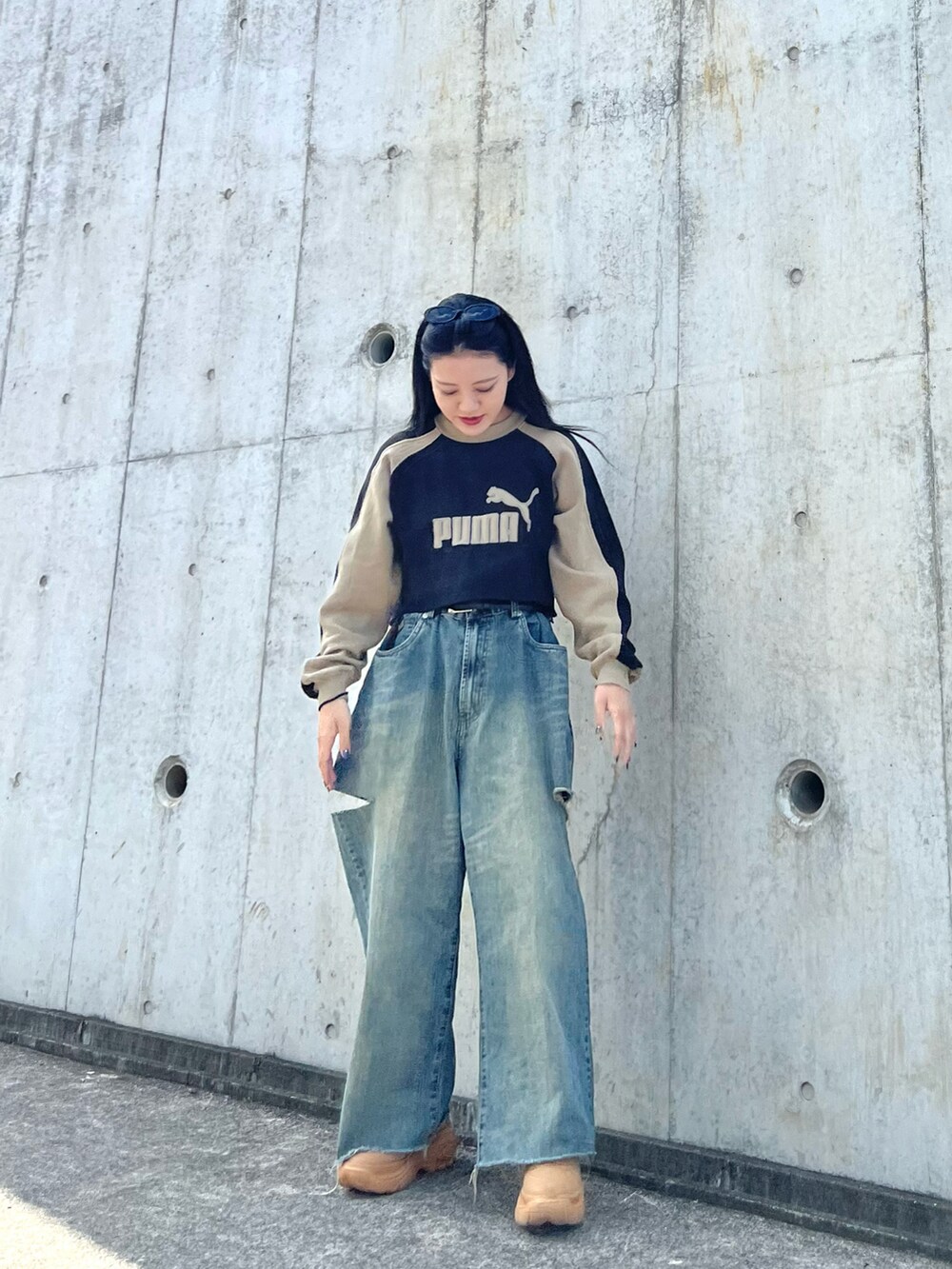 「春服コーデ、デニム、デニムパンツ、ショート丈トップス、スウェット、スニーカー、ストリート、ストリートMIX、大人カジュアル、春コーデ、韓国ファッション、ワイドパンツ、ビッグシルエット、オーバーサイズ、プチプラ」｜「LSMRのLSMR レスモア レディース 厚底スニーカー 122220（スニーカー、イエロー系）」を使った、skmtmloさん（レディース・159cm）の春コーディネートの4枚目の写真