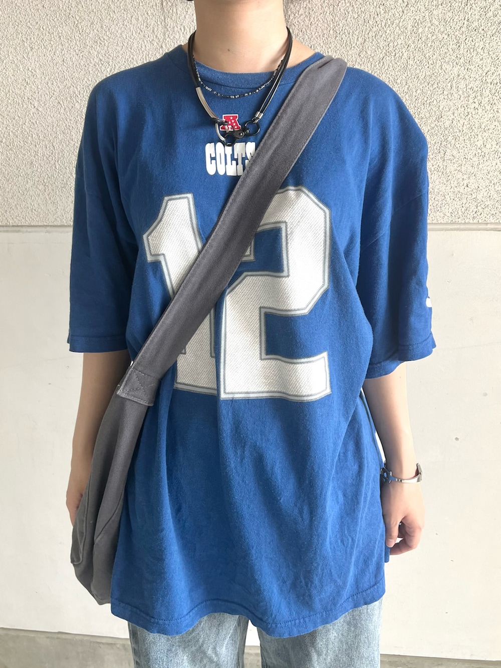 ブルー系のTシャツ/カットソー、ブルー系のデニムパンツ、ブラック系のサンダルを着用したレディースの夏コーディネートの2枚目の写真