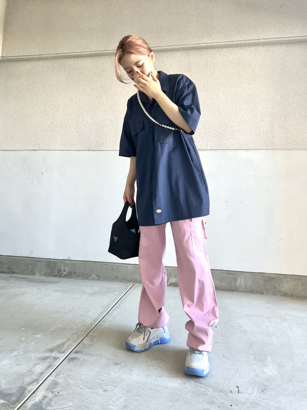 ブルー系のシャツ/ブラウス、ピンク系のパンツ、グレー系のスニーカーを着用したレディースの秋コーディネートの3枚目の写真