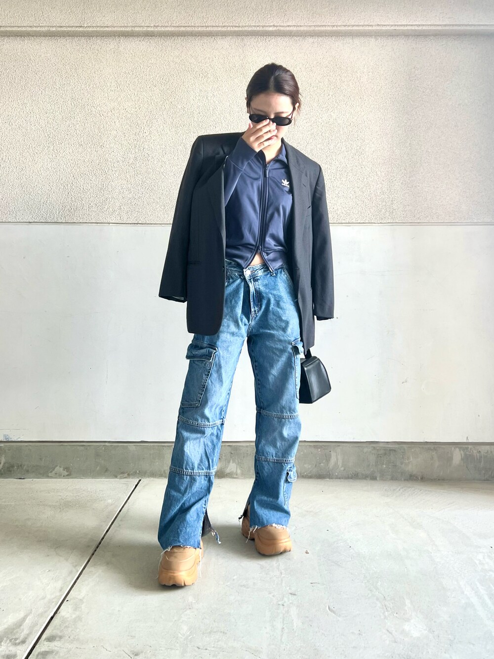 「春服デビュー宣言、大人カジュアル、パンツスタイル、デニム、スポーツミックス、メンズライク、きれいめカジュアル、スニーカー、カーゴパンツ、ジャケット、オーバーサイズ、ストリート、韓国ファッション、レイヤードスタイル、トラックジャケット」｜「ZARAのアイテム（デニムパンツ、ブルー系）」を使った、skmtmloさん（レディース・159cm）の春コーディネートの5枚目の写真