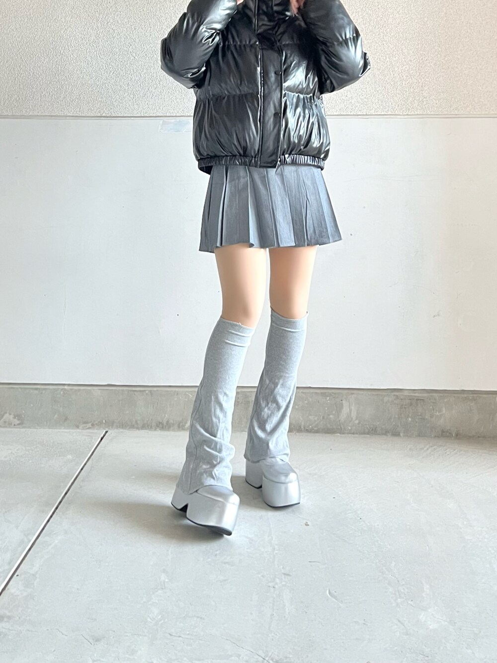 「春服デビュー宣言、プチプラ、春服、春コーデ、ダウンジャケット、プリーツスカート、グレー、レッグウォーマー、厚底シューズ、あったかコーデ、シンプル、韓国ファッション、きれいめカジュアル、スカート、スカートスタイル」｜「SHEINのアイテム（ブーツ、シルバー系）」を使った、skmtmloさん（レディース・159cm）の春コーディネートの2枚目の写真