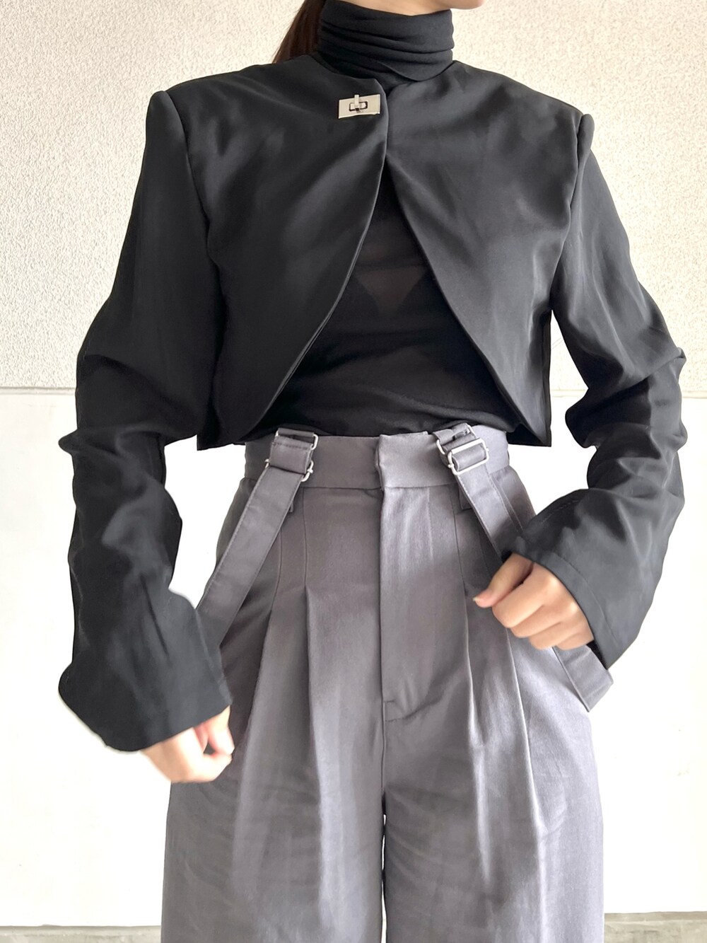 ブラック系のTシャツ/カットソー、ブラック系のノーカラージャケット、グレー系のパンツを着用したレディースの冬コーディネートの3枚目の写真