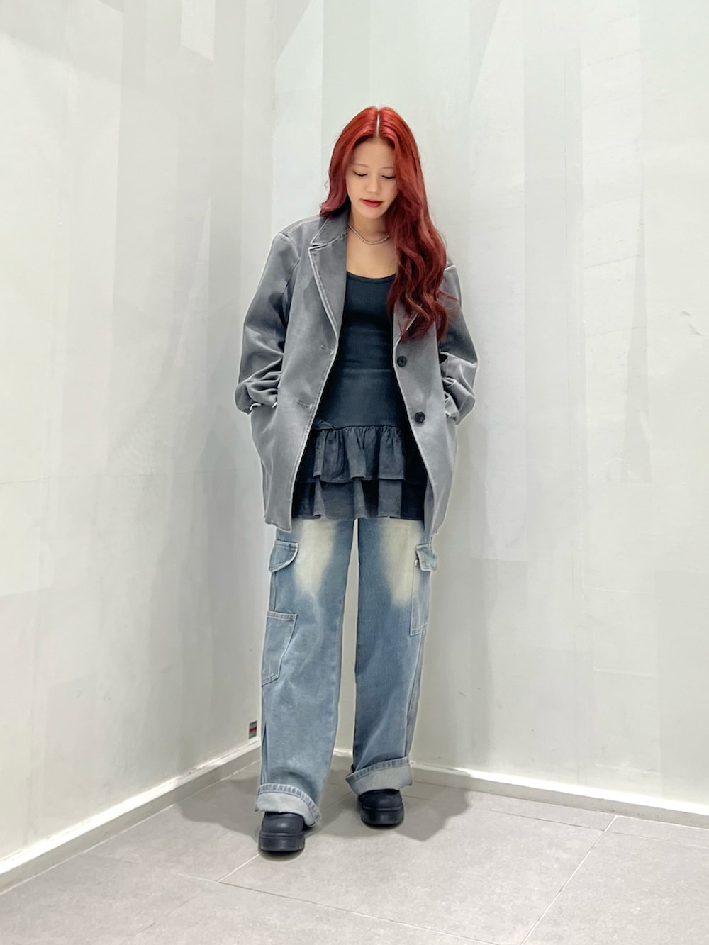 グレー系のテーラードジャケット、ブラック系のその他シューズ、ブルー系のデニムパンツを着用したレディースの春コーディネートの5枚目の写真