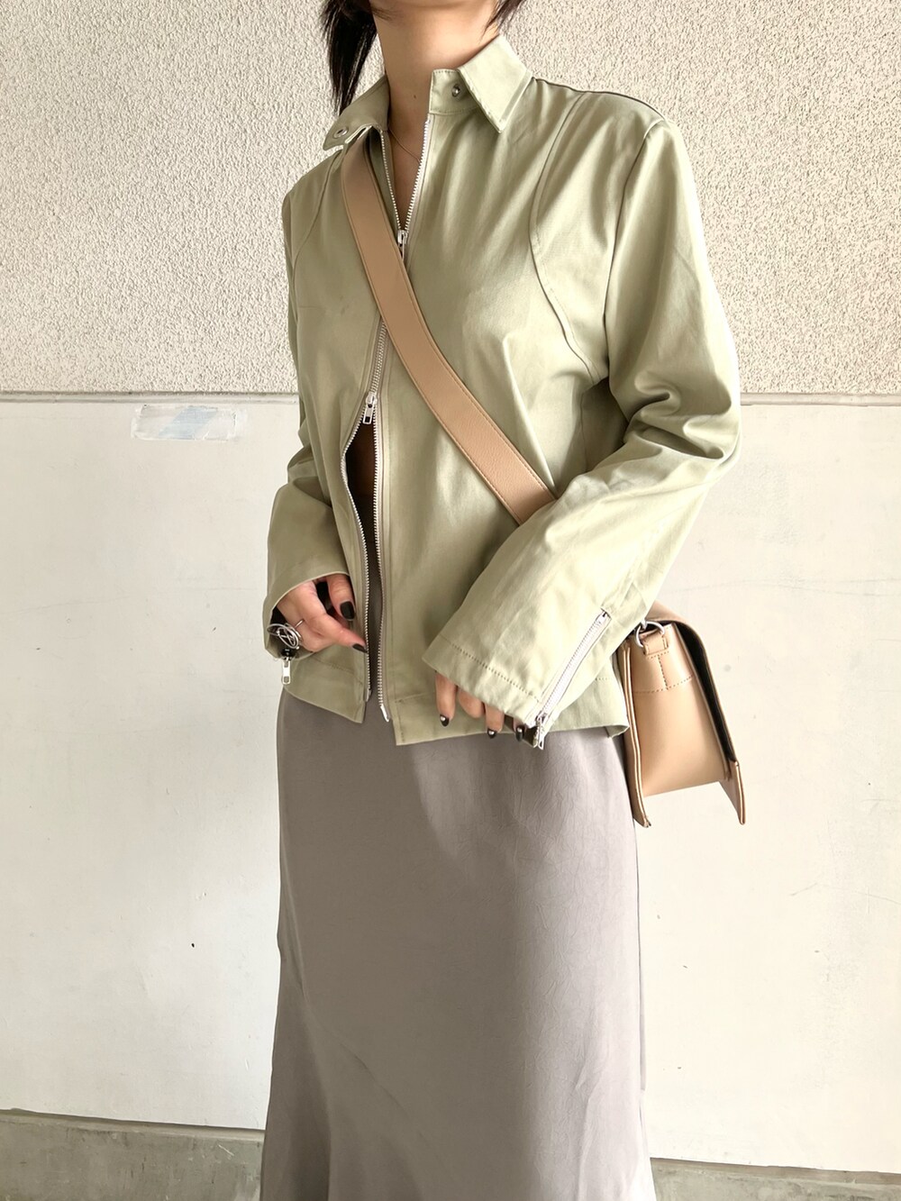 「今日のコスメと服、カジュアル、韓国ファッション、シンプル、y2k、春夏コーデ、ロングスカート、スカートスタイル、ジャケット、プチプラ、アースカラー、ショルダーバッグ、大人カジュアル、スニーカー、ストリートMIX」|「LSMRのLSMR レスモア レディース 厚底スニーカー 122220(スニーカー、イエロー系)」を使った、skmtmloさん(レディース・159cm)の春コーディネートの4枚目の写真