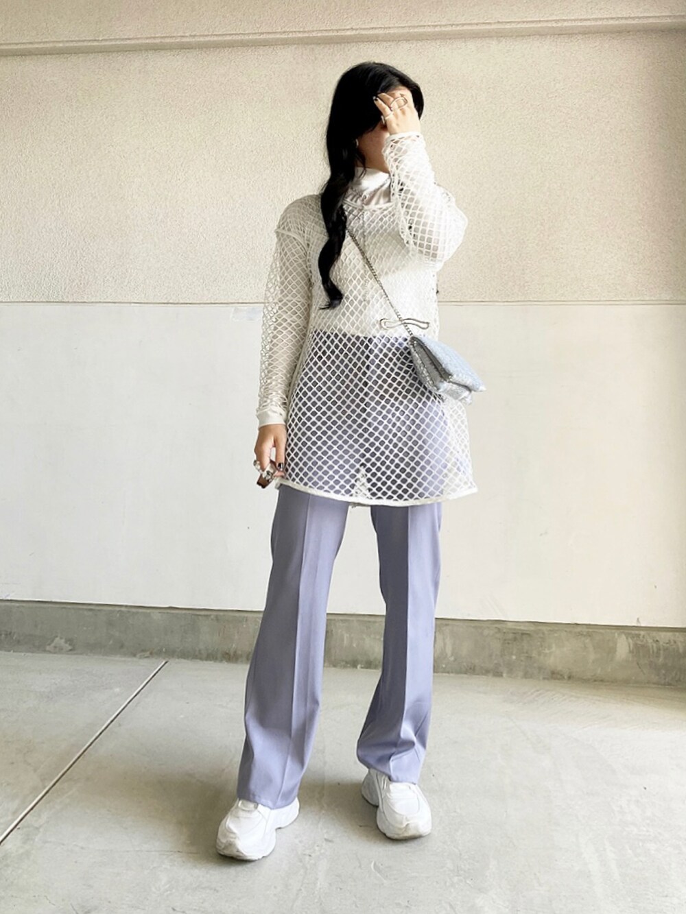 ブルー系のその他パンツ、ホワイト系のスニーカー、ホワイト系のTシャツ/カットソーを着用したレディースの春コーディネートの2枚目の写真