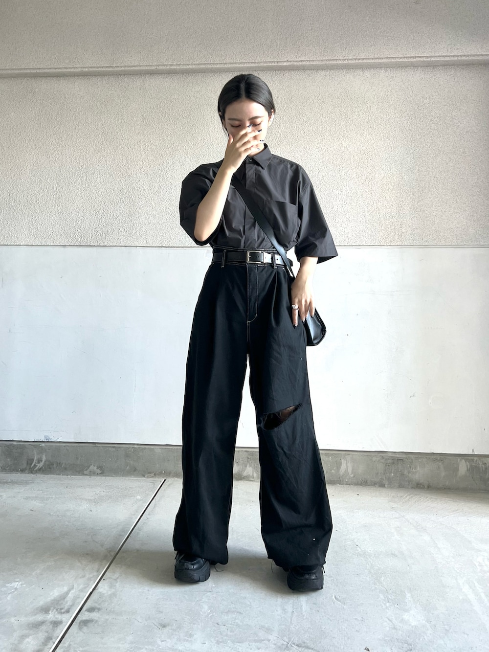 ブラック系のパンツ、グレー系のシャツ/ブラウス、ブラック系のスニーカーを着用したレディースの秋コーディネートの3枚目の写真