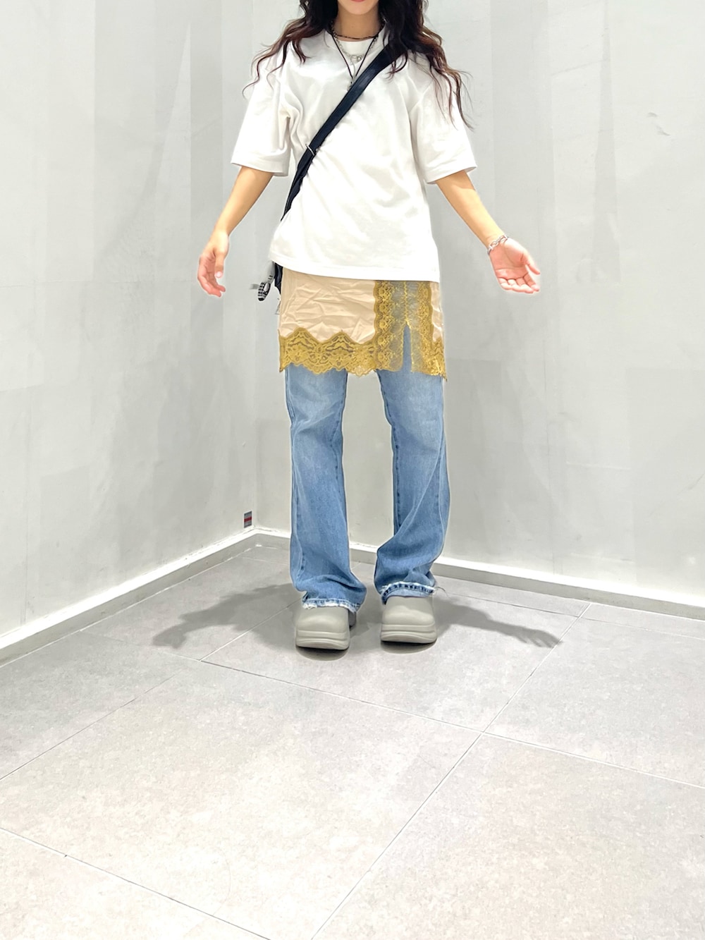 「秋服準備はじめました、古着MIX、お出かけコーデ、大人かわいい、レース、スカート、スカートパンツ、デニム、デニムパンツ、白Tシャツ、Tシャツ、レイヤードスタイル、ストリート、カジュアル、ショルダーバッグ」｜「Naughty dogの【Naughty Dog】ストレートフレアデニム（デニムパンツ、ブルー系）」を使った、skmtmloさん（レディース・159cm）の夏コーディネートの2枚目の写真