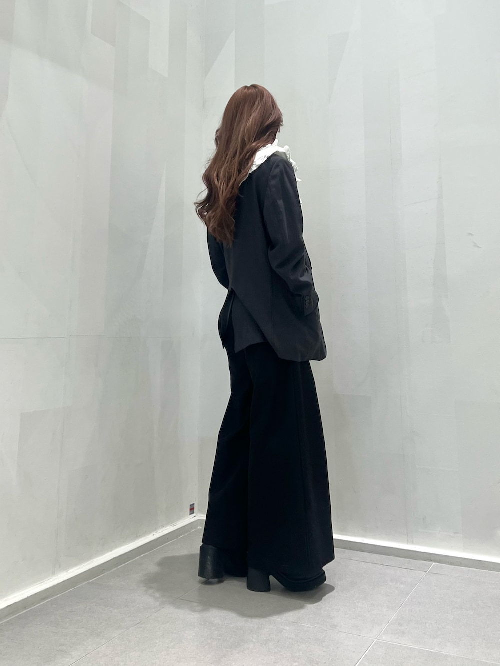 ブラック系のその他シューズ、ホワイト系のトップス、グレー系のジャケット/アウターを着用したレディースの冬コーディネートの3枚目の写真