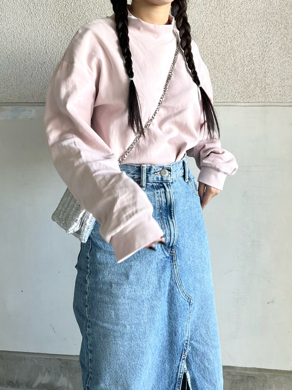 「今日のコスメと服、キャップ、ピンクメイク、カラーコーデ、春コーデ、おでかけコーデ、ロングスカート、デニムスカート、ロンT、ストリートMIX、スポーツミックス、Dr.Martens、シンプル、きれいめカジュアル、ショルダーバッグ」｜「Dr. MartensのAIRWAIR JADON MAX 8 EYE BOOT 25566001 BLACK（ブーツ、ブラック系）」を使った、skmtmloさん（レディース・159cm）の春コーディネートの3枚目の写真