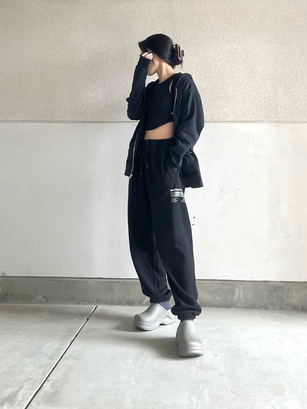 「パンツスタイル、ゆるコーデ、モノトーンコーデ、シンプルコーデ、スウェット、パーカー、オールブラック、モノトーン、シンプル、ストリート、モード、スポーツミックス、カジュアル、ジップアップ、スウェットパンツ」｜「NIKEの《NIKEアパレル》WSﾜﾝDFﾌﾙｼﾞｯﾌﾟL/SﾌｰﾃﾞｨLBR（パーカー、ブラック系）」を使った、skmtmloさん（レディース・159cm）の春コーディネートの4枚目の写真