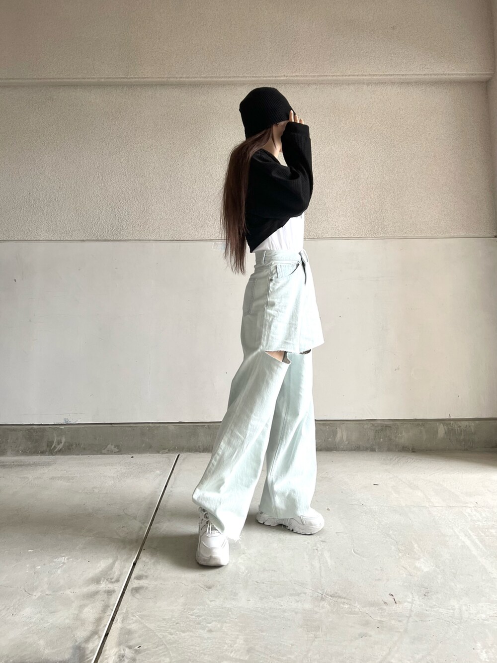 ホワイト系のTシャツ/カットソー、ブラック系のトップス、ブルー系のデニムパンツを着用したレディースの冬コーディネートの4枚目の写真