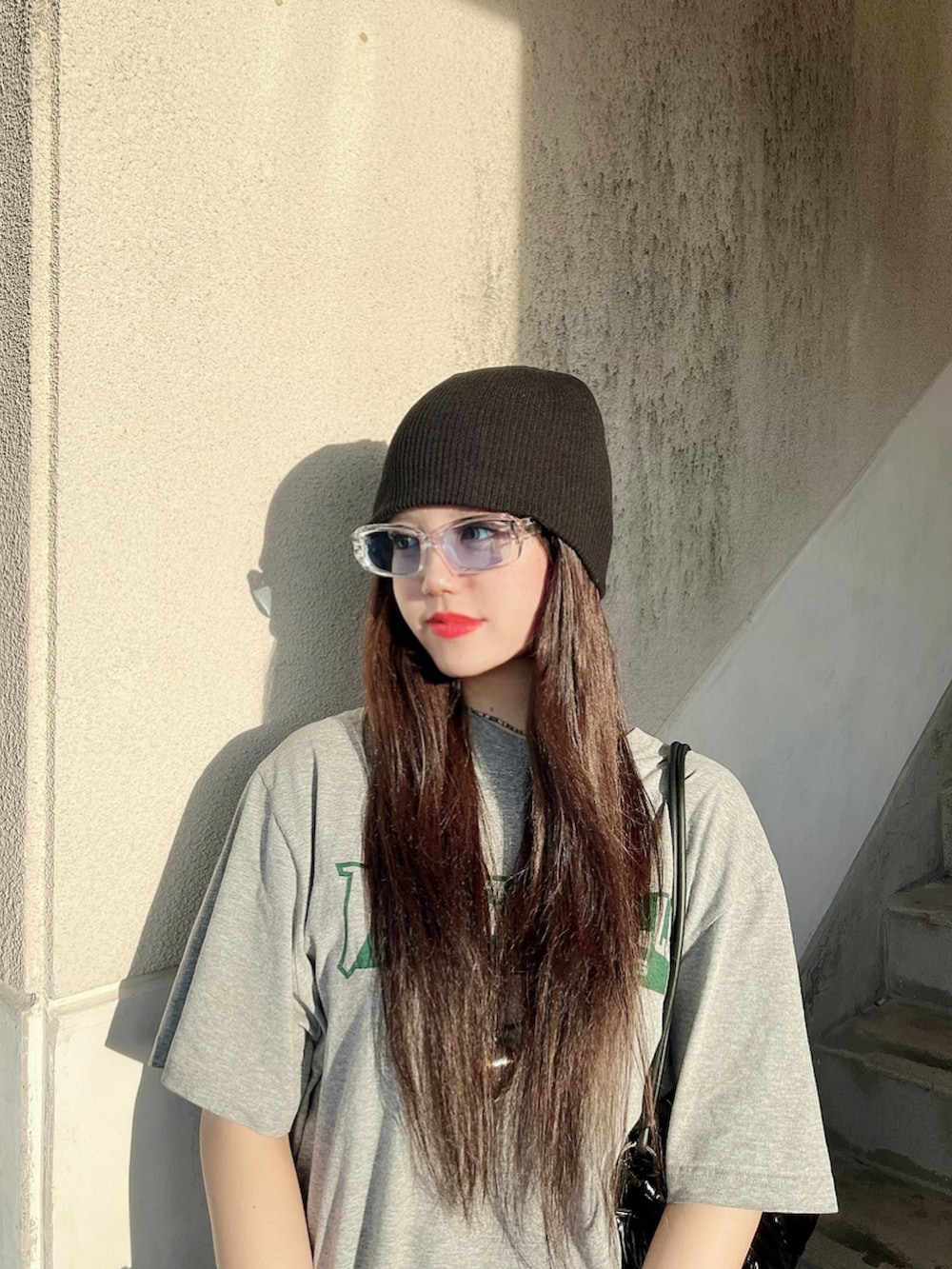 「このスタイルがお気に入り、今日のコスメと服、夏だ！Tシャツ着よう！、ビッグT、オーバーサイズ、ショートパンツ、ニット帽、レッグウォーマー、ビーニー、ストリート、ゆるコーデ、夏コーデ、ロゴT、古着MIX、メンズライク」｜「SpRayの【WEB限定】厚底スニーカー（スニーカー、ブラック系）」を使った、skmtmloさん（レディース・159cm）の夏コーディネートの3枚目の写真