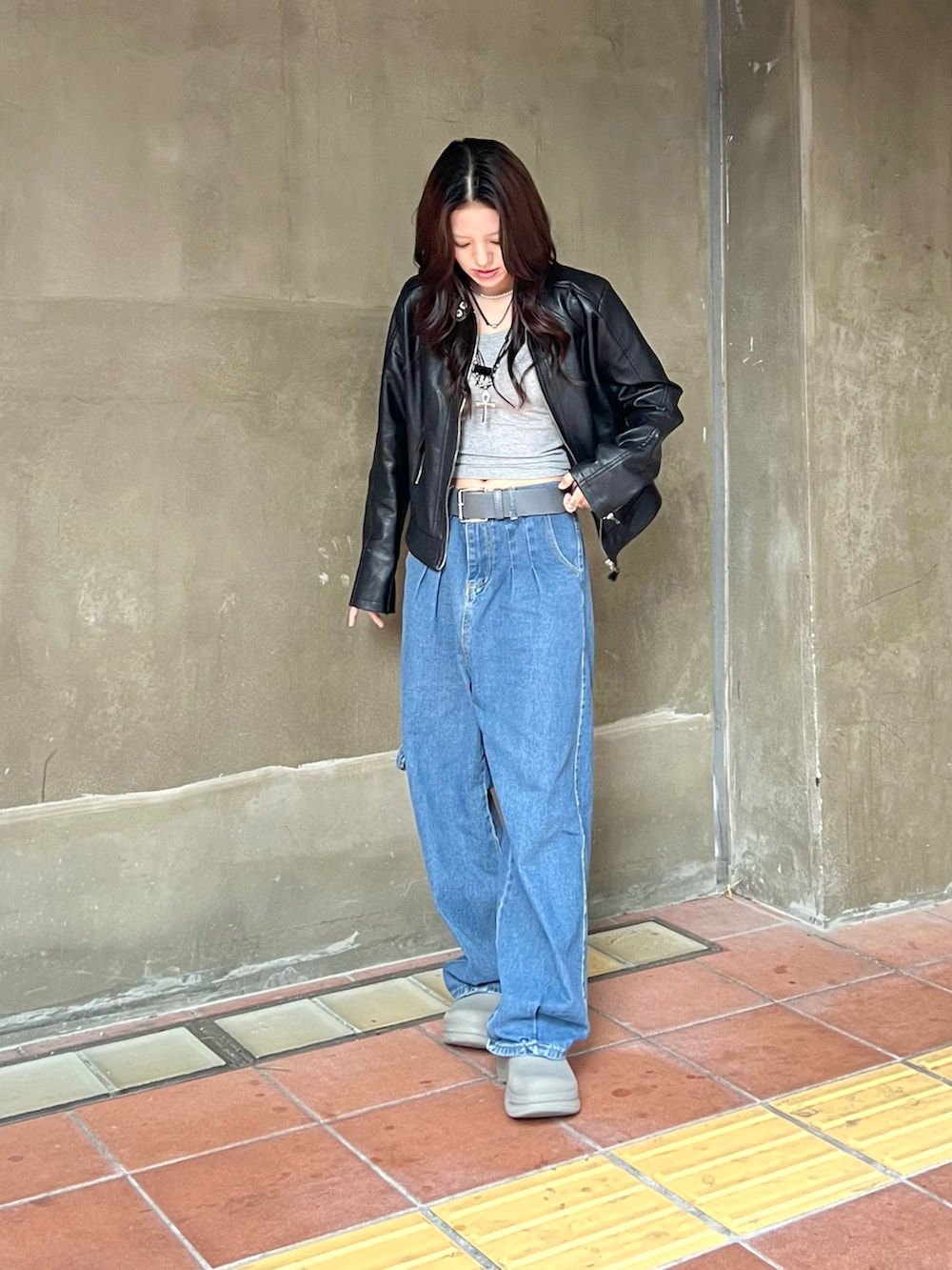 「真冬のあったかスタイル、レザージャケット、レザー、グレー、ストリート、古着MIX、古着、デニム、カーゴパンツ、カジュアル、ストリートMIX、メンズライク、韓国ファッション、シンプル、ビッグシルエット」｜「neosの【neos -addictive design-】ルーズシルエット バルーン デニム ペインター ワイドパンツ（デニムパンツ、ブルー系）」を使った、skmtmloさん（レディース・159cm）の冬コーディネートの4枚目の写真