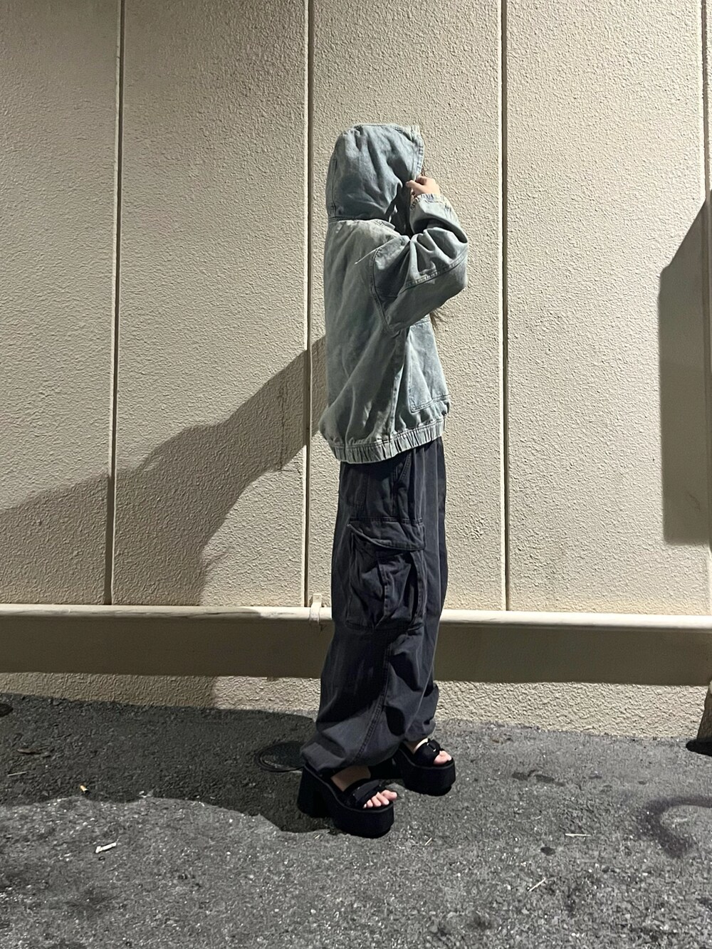 ブルー系のパーカー、グレー系のカーゴパンツ、ブラック系のサンダルを着用したレディースの秋コーディネートの2枚目の写真