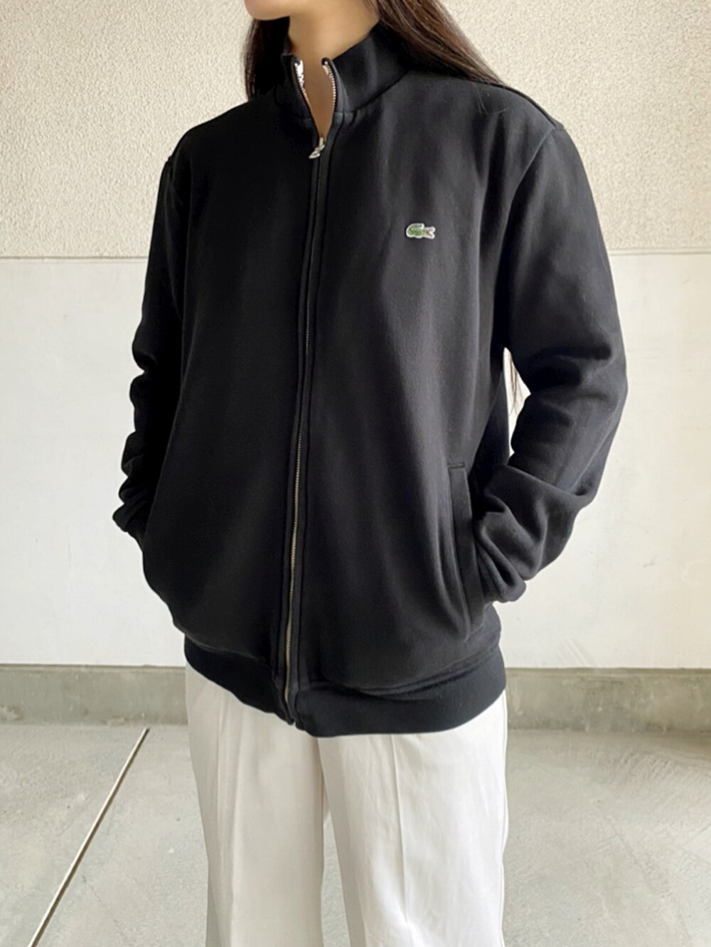 「カジュアル、シンプル、ストリート、スニーカー、ニット帽、ゆるコーデ、大人カジュアル、韓国ファッション、モード、モードストリート、モノトーン、レッド、ラフ、オトナカジュアル、LACOSTE」｜「LACOSTEのLacoste Tennis Fleece-Back Cotton-Blend Jersey Zip-Up Tennis Jacket（テーラードジャケット、ブラック系）」を使った、skmtmloさん（レディース・159cm）の冬コーディネートの4枚目の写真