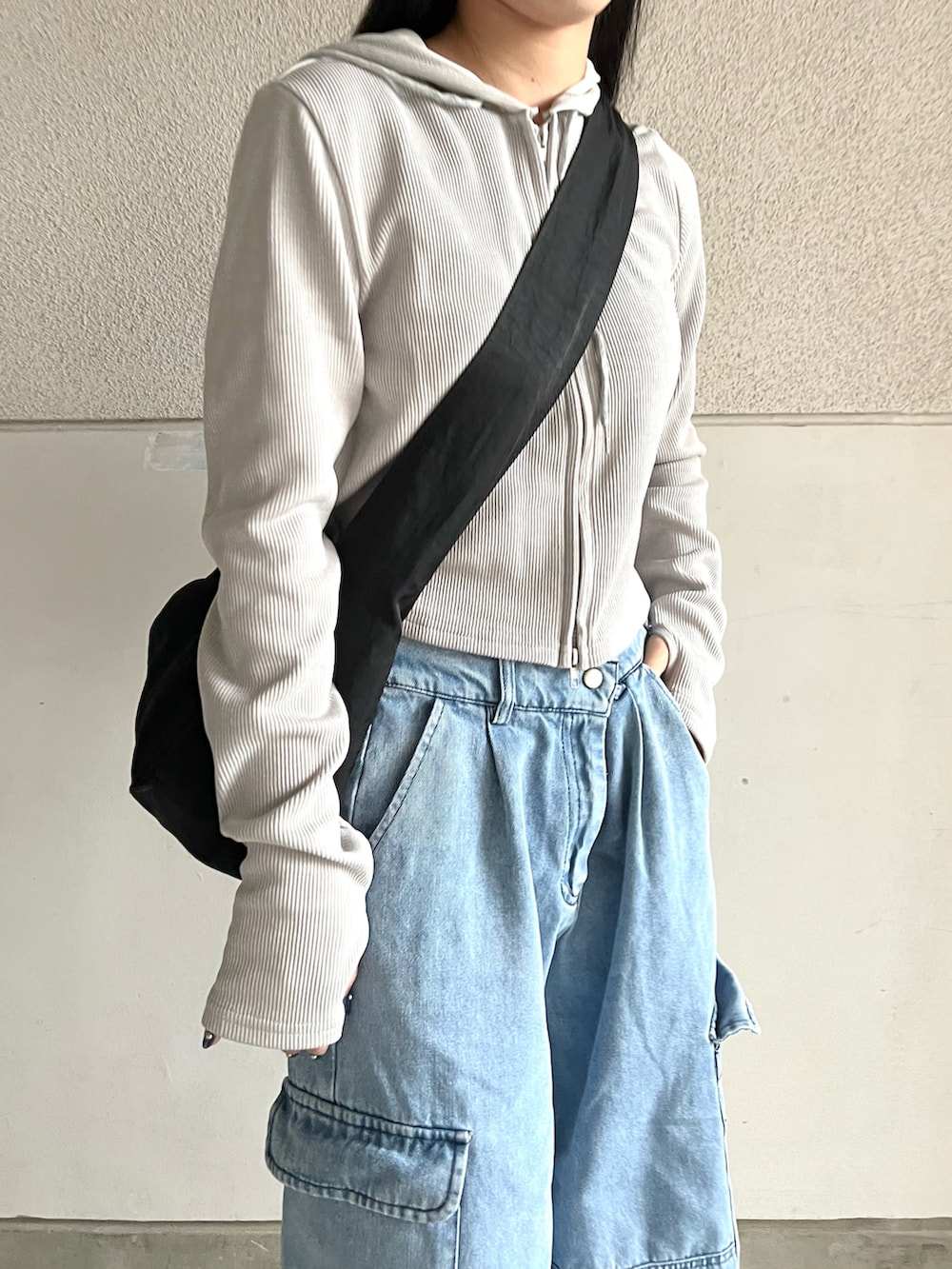 「大人カジュアル、シンプル、プチプラ、カーゴパンツ、デニム、パーカー、バケットハット、シンプルコーデ、スニーカー、ハット、ストリート、スポーツミックス、ビッグシルエット、ストリートMIX、デニムパンツ」｜「LSMRのLSMR レスモア レディース 厚底スニーカー 122220（スニーカー、イエロー系）」を使った、skmtmloさん（レディース・159cm）の春コーディネートの2枚目の写真