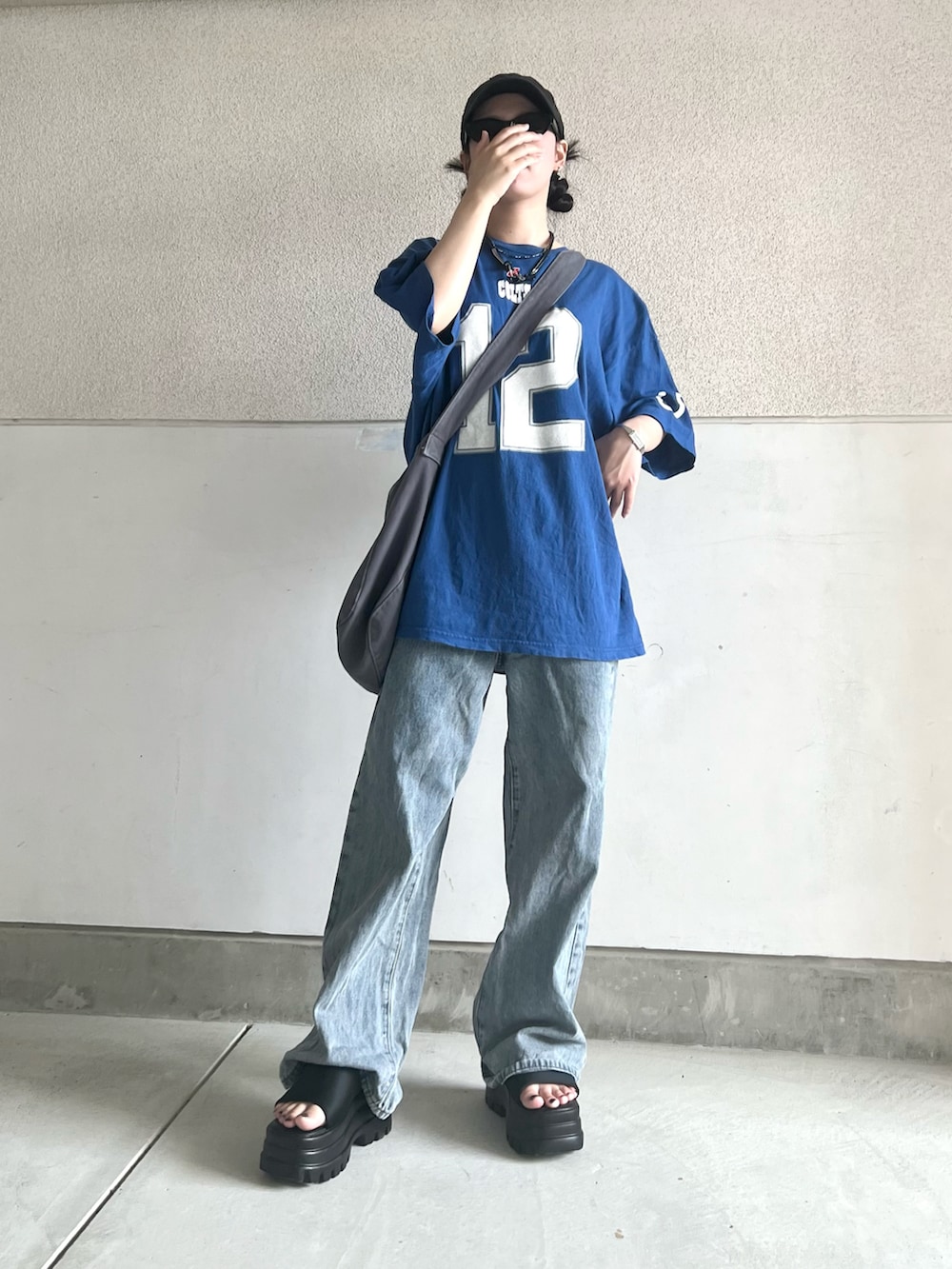 ブルー系のTシャツ/カットソー、ブルー系のデニムパンツ、ブラック系のサンダルを着用したレディースの夏コーディネートの4枚目の写真