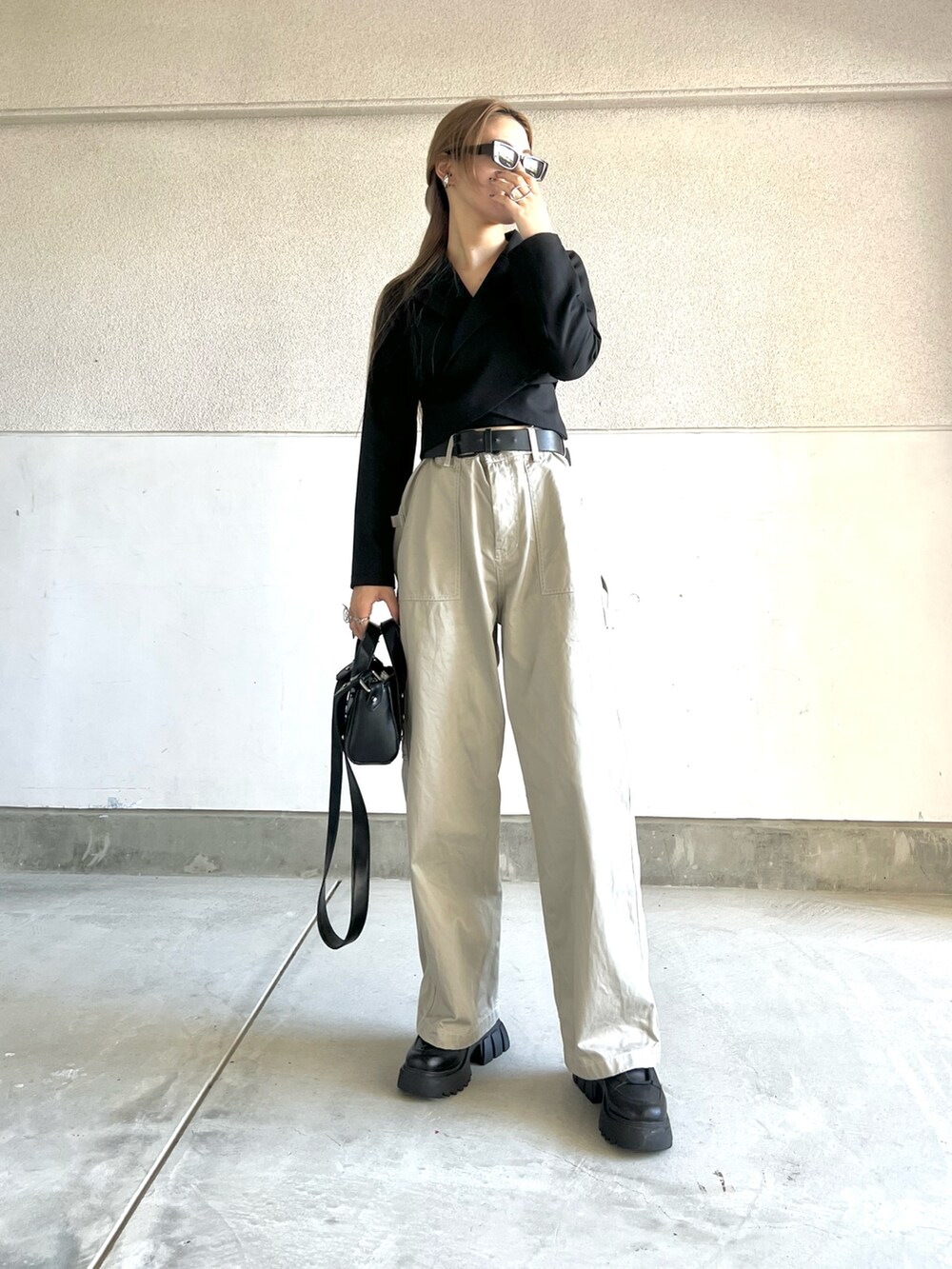 ブラック系のブーツ、ベージュ系のその他パンツ、ブラック系のジャケット/アウターを着用したレディースの夏コーディネートの3枚目の写真