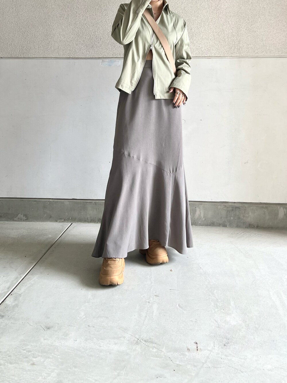 「今日のコスメと服、カジュアル、韓国ファッション、シンプル、y2k、春夏コーデ、ロングスカート、スカートスタイル、ジャケット、プチプラ、アースカラー、ショルダーバッグ、大人カジュアル、スニーカー、ストリートMIX」|「LSMRのLSMR レスモア レディース 厚底スニーカー 122220(スニーカー、イエロー系)」を使った、skmtmloさん(レディース・159cm)の春コーディネートの5枚目の写真